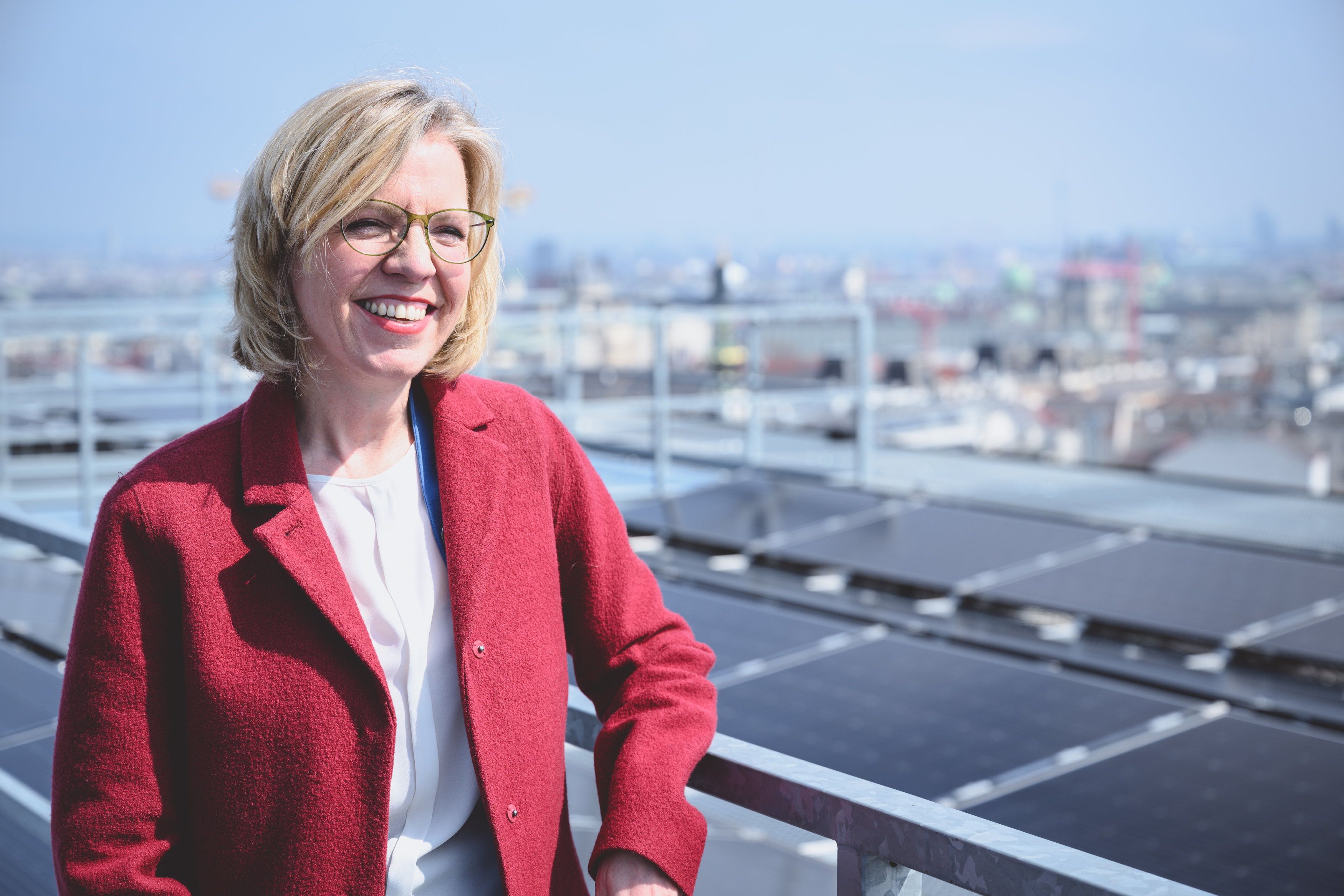 Klimaschutzministerin Leonore Gewessler will den Ausbau von PV-Anlagen ankurbeln.