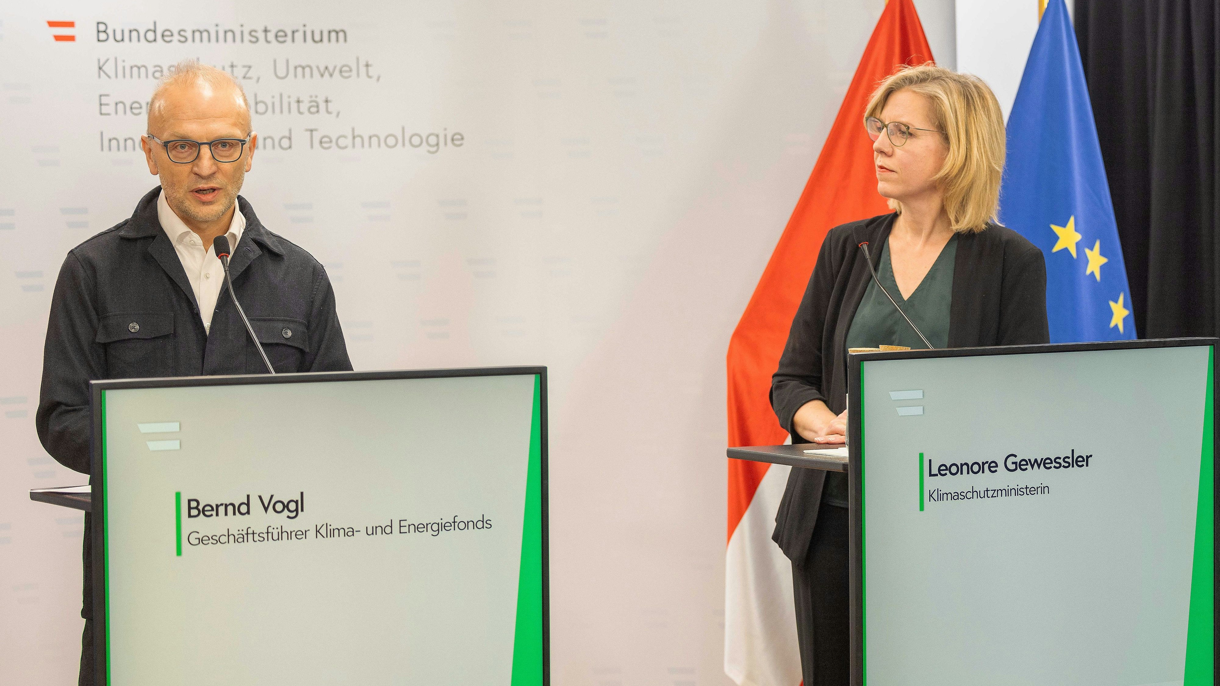 Klima- und Energiefonds-Chef Bernd Vogl und Klimaschutzministerin Leonore Gewessler bei einer gemeinsamen Pressekonferenz.