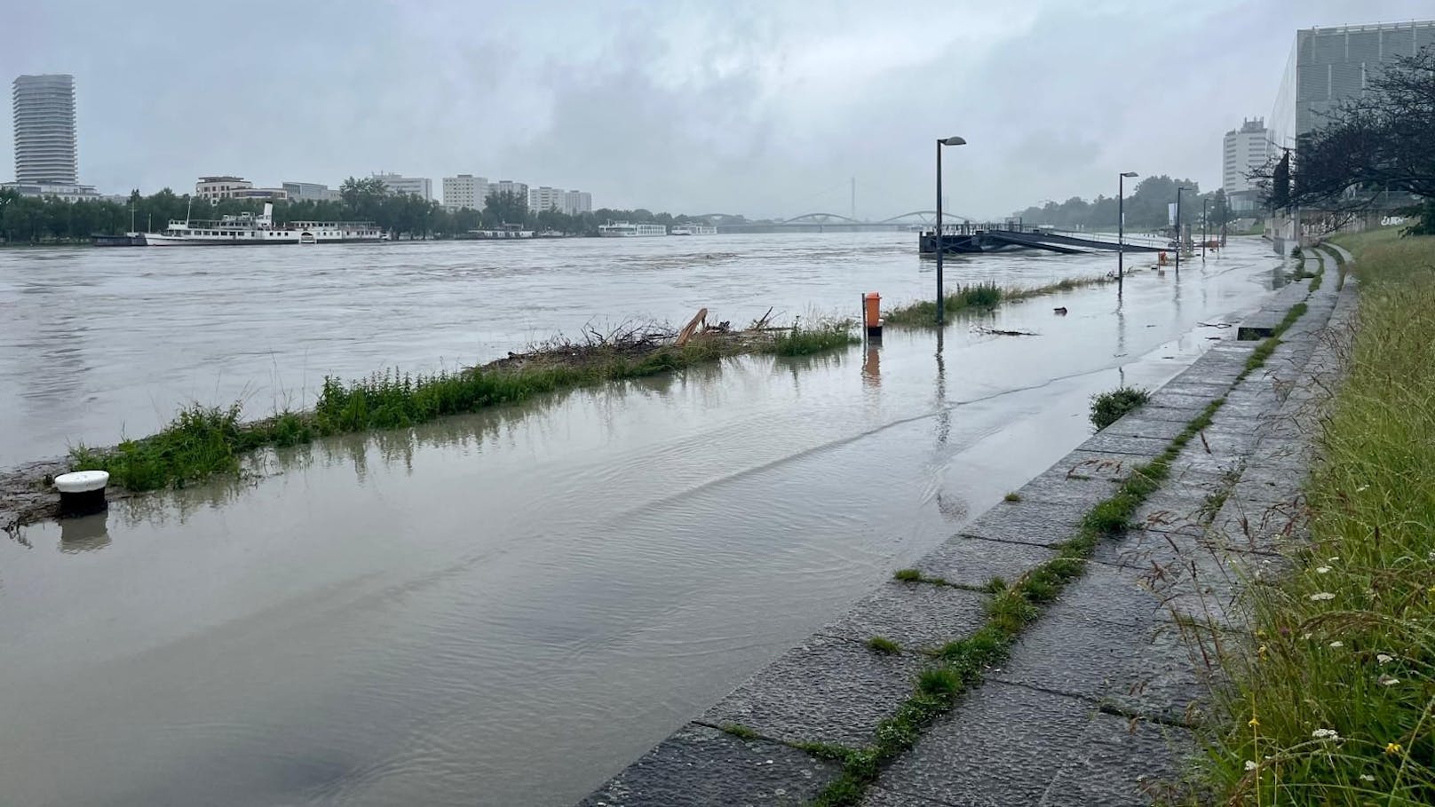 Der Gehweg am Ufer war nicht mehr benutzbar.