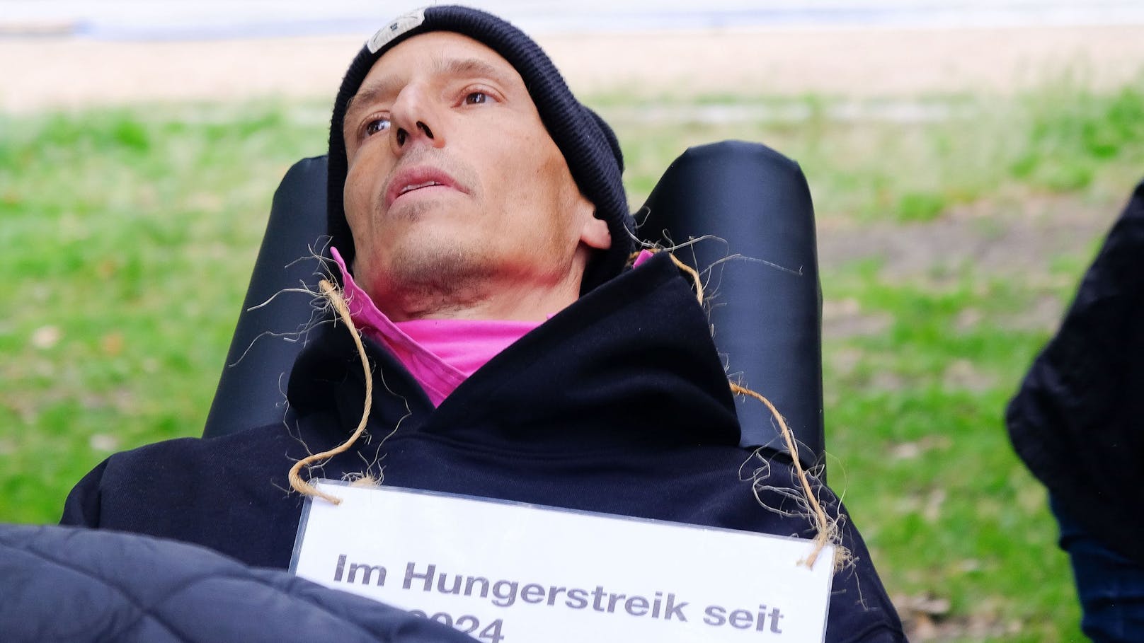 Hungerstreikender kollabiert bei Protest gegen Kanzler