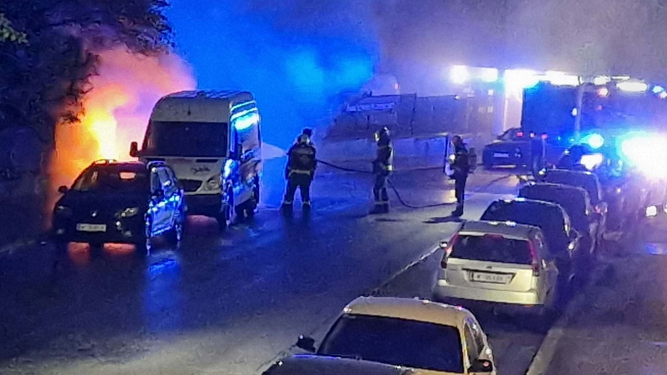 Feuerwehr-Großeinsatz in der Stachegasse in Wien-Meidling. 