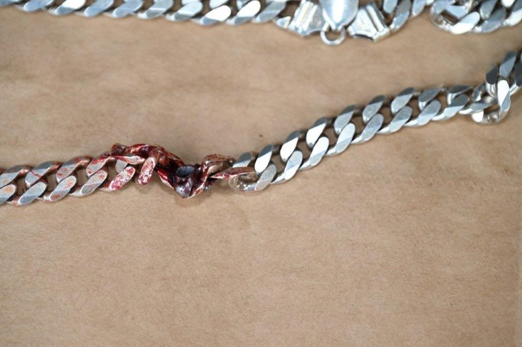 Die Kugel blieb zwischen den Gliedern der Kette stecken.