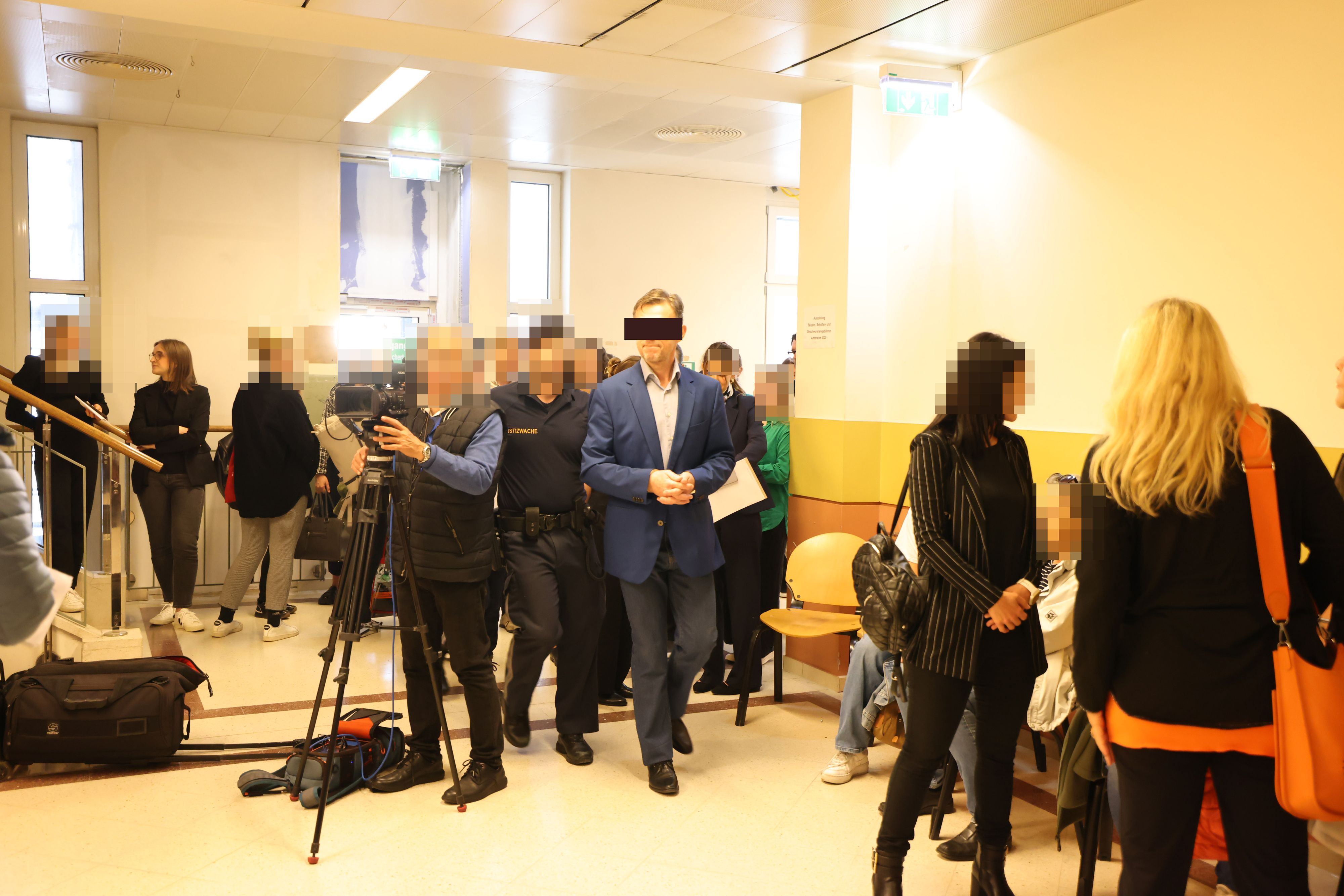 Der Angeklagte wurde am Dienstag vor großem Medienandrang in Handeschellen vorgeführt.