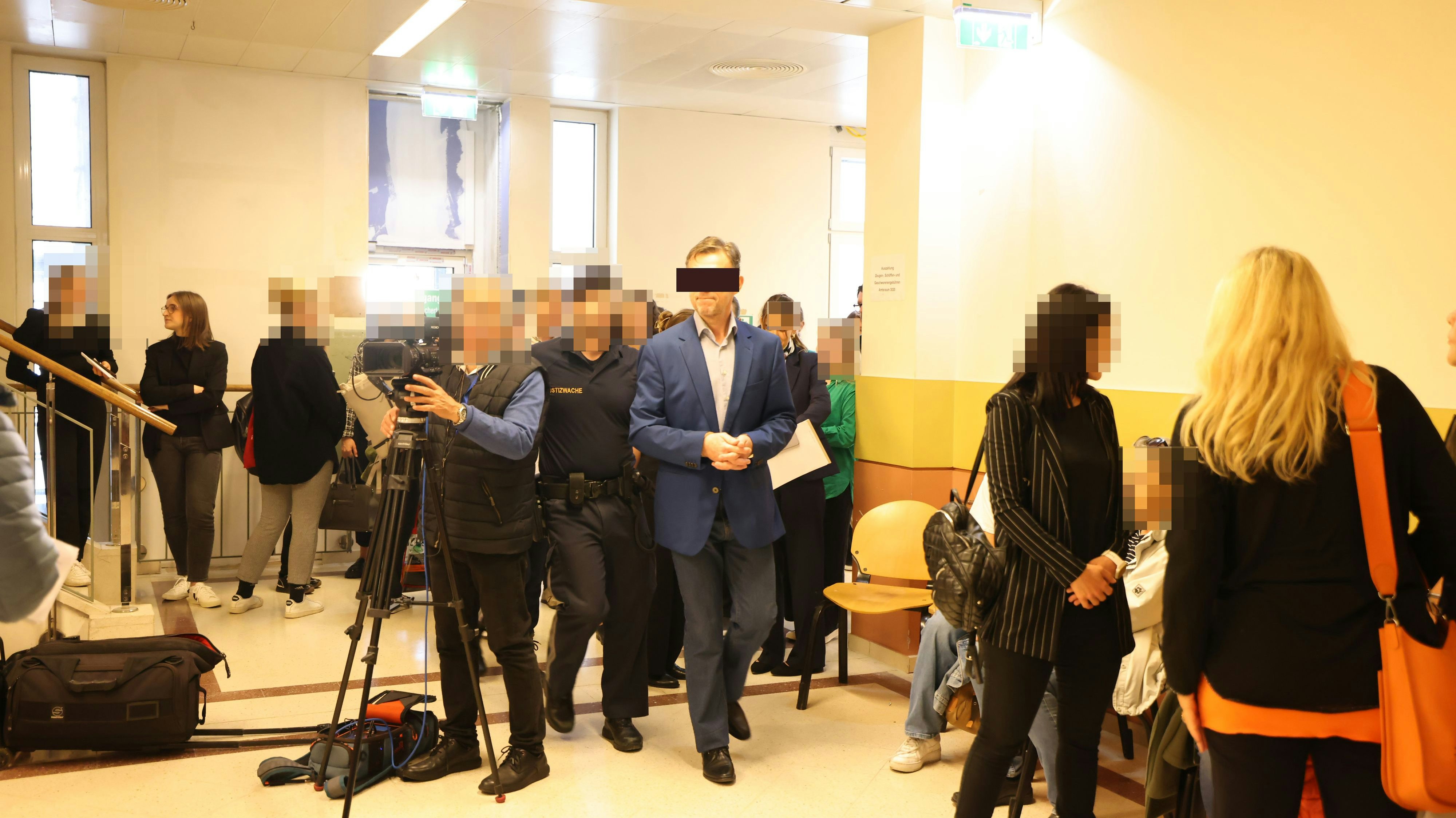 Der Angeklagte wurde am Dienstag vor großem Medienandrang in Handeschellen vorgeführt.