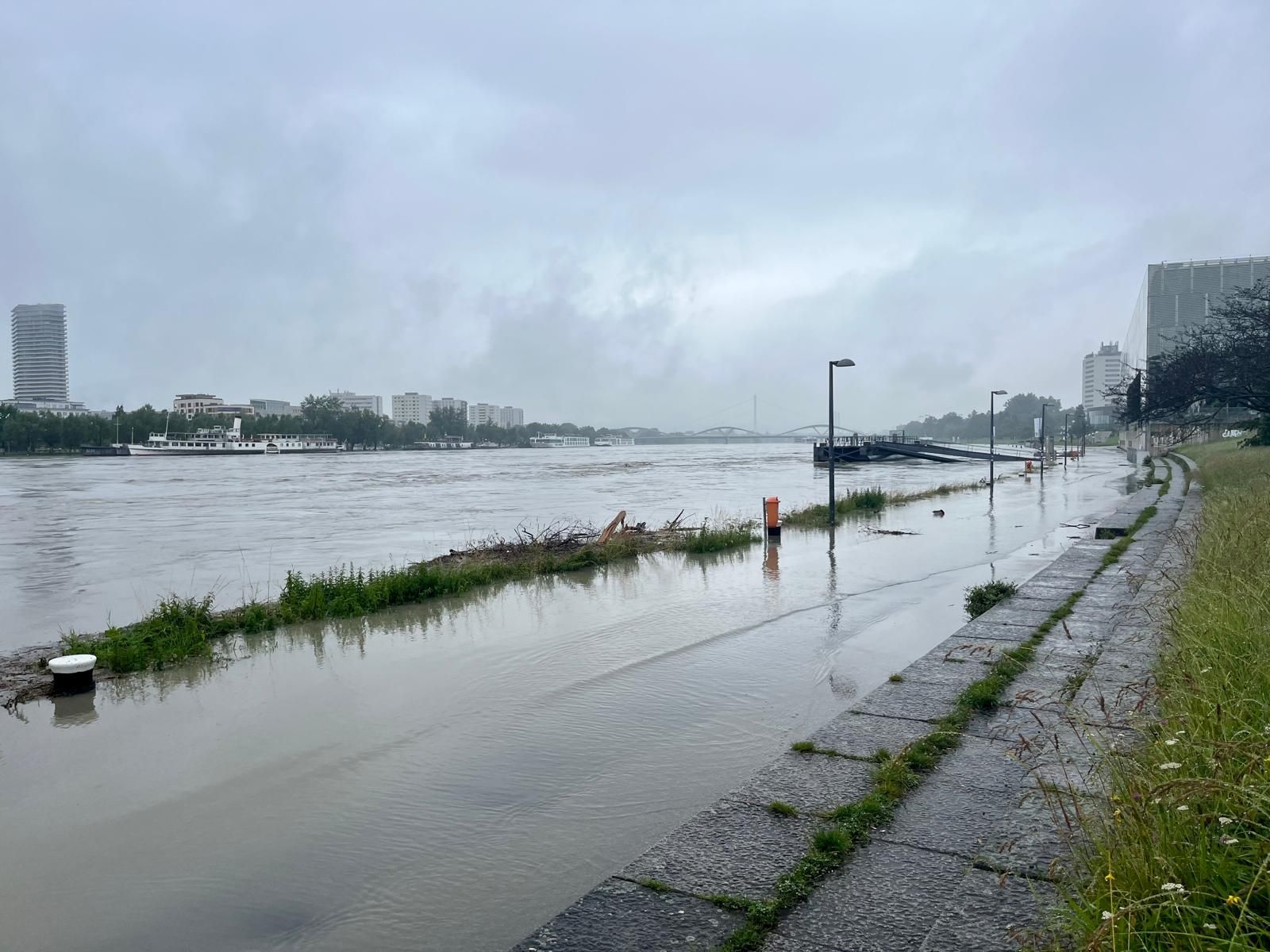 Ein unwirklicher Anblick: Im nebelverhangenen Linz trat die Donau über die Ufer.