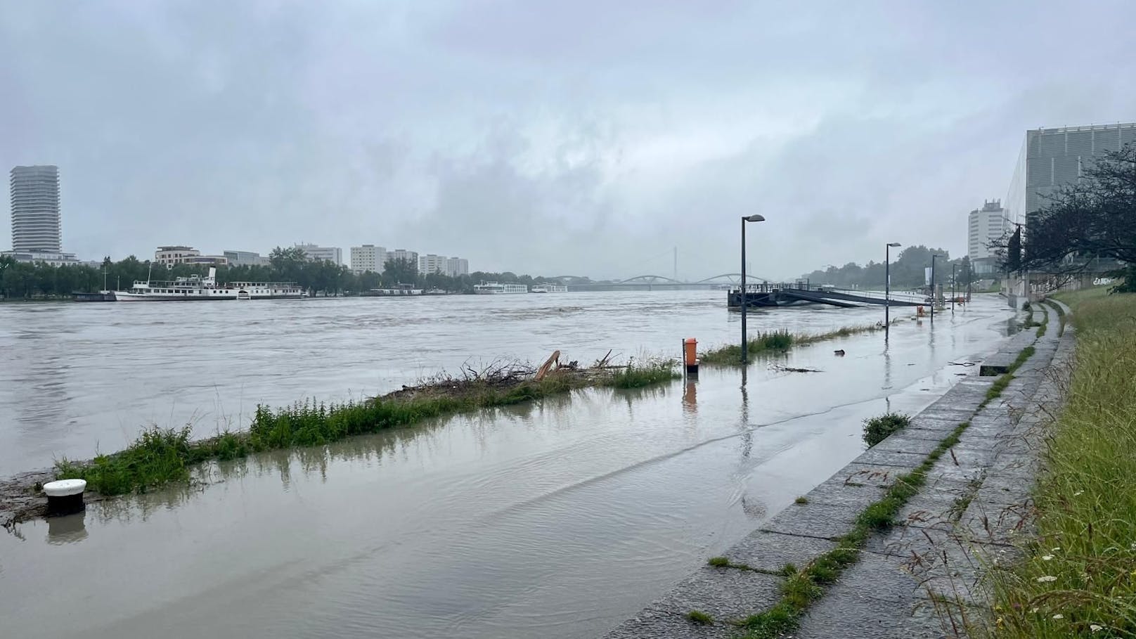 Hochwasser lässt Donau übergehen – Chaos im Frühverkehr