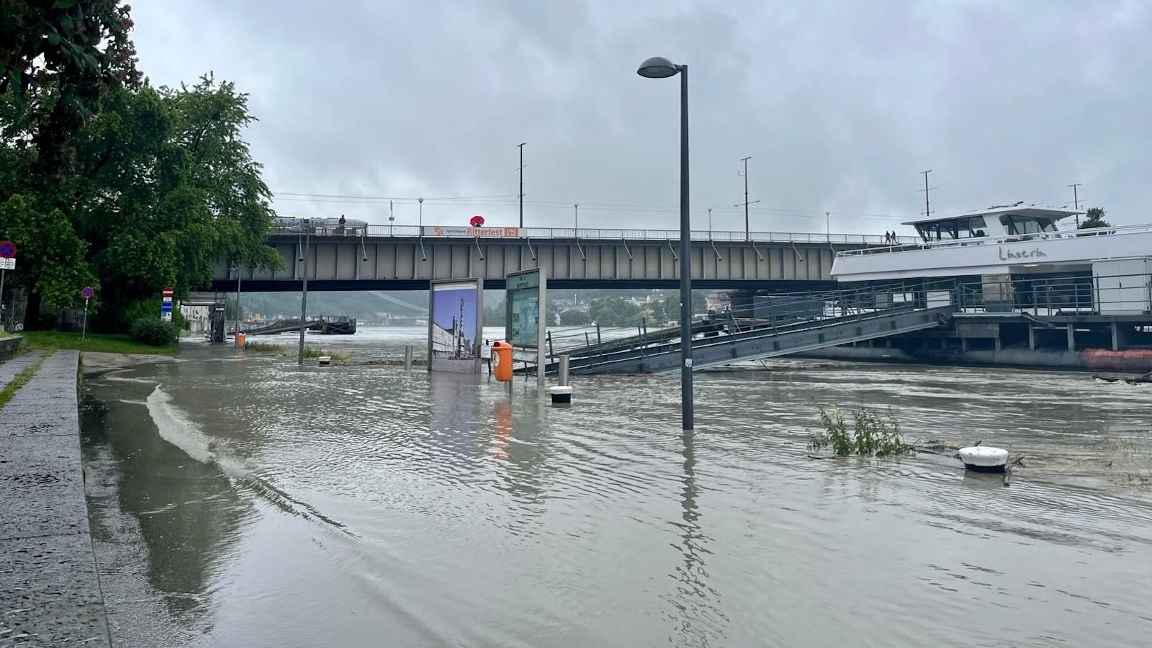 Die Donau trat in Linz über die Ufer.