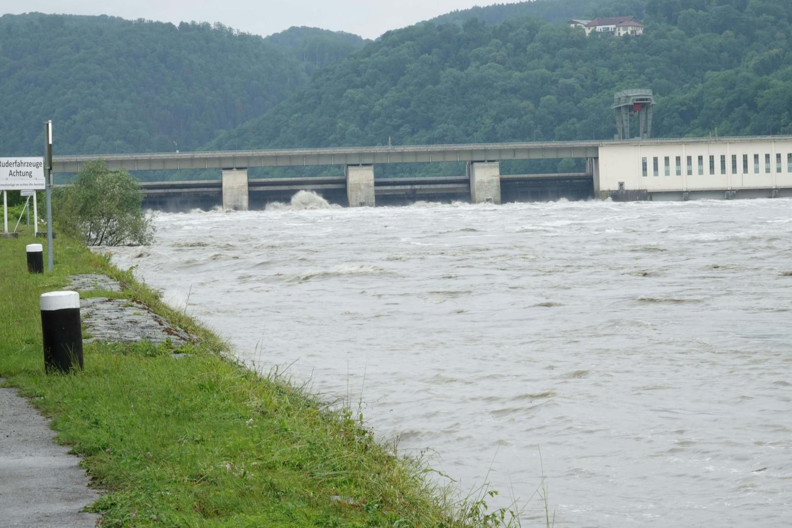 In Ybbs wurde von der Feuerwehr der Hochwasserschutz errichtet