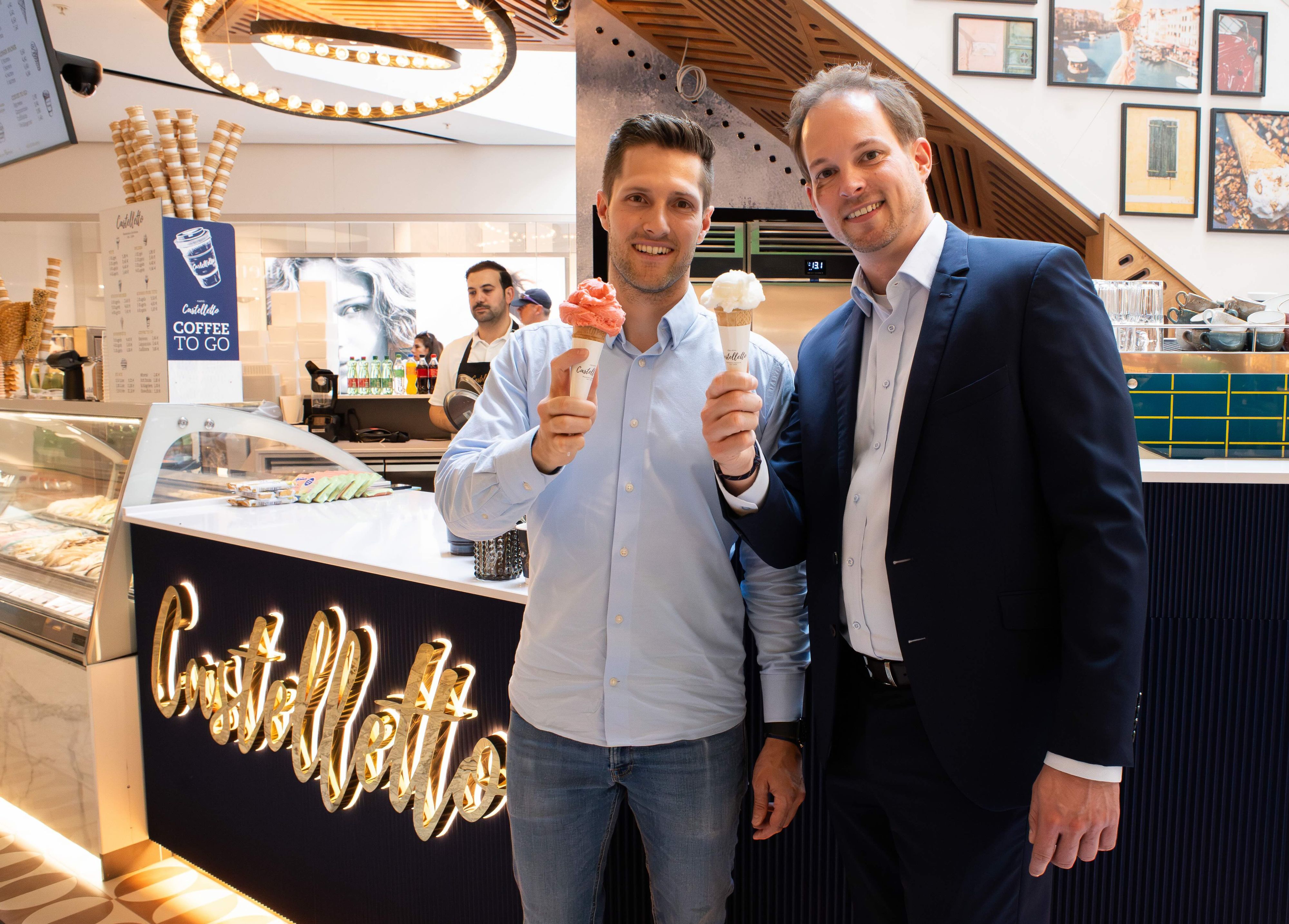 Lukas Castelletto (li.) und Matthias Franta, Center Manager der Millennium City bieten den ersten 1.000 Kunden gratis Eis an.