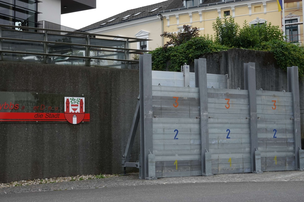 Entlang der Ybbs wurde von der Feuerwehr der Hochwasserschutz errichtet