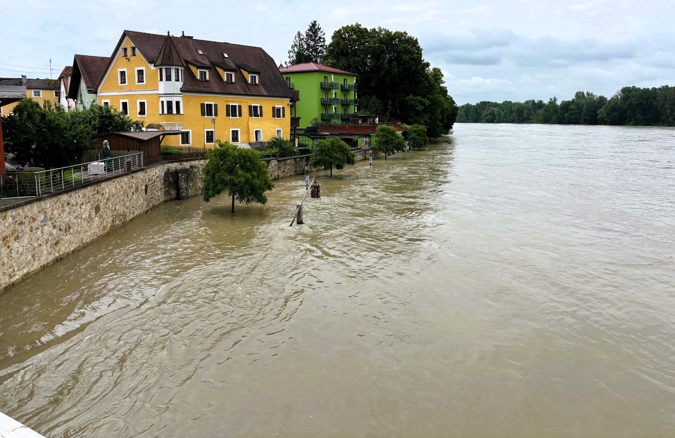 In Schärding hat das Hochwasser die Ufer überflutet.