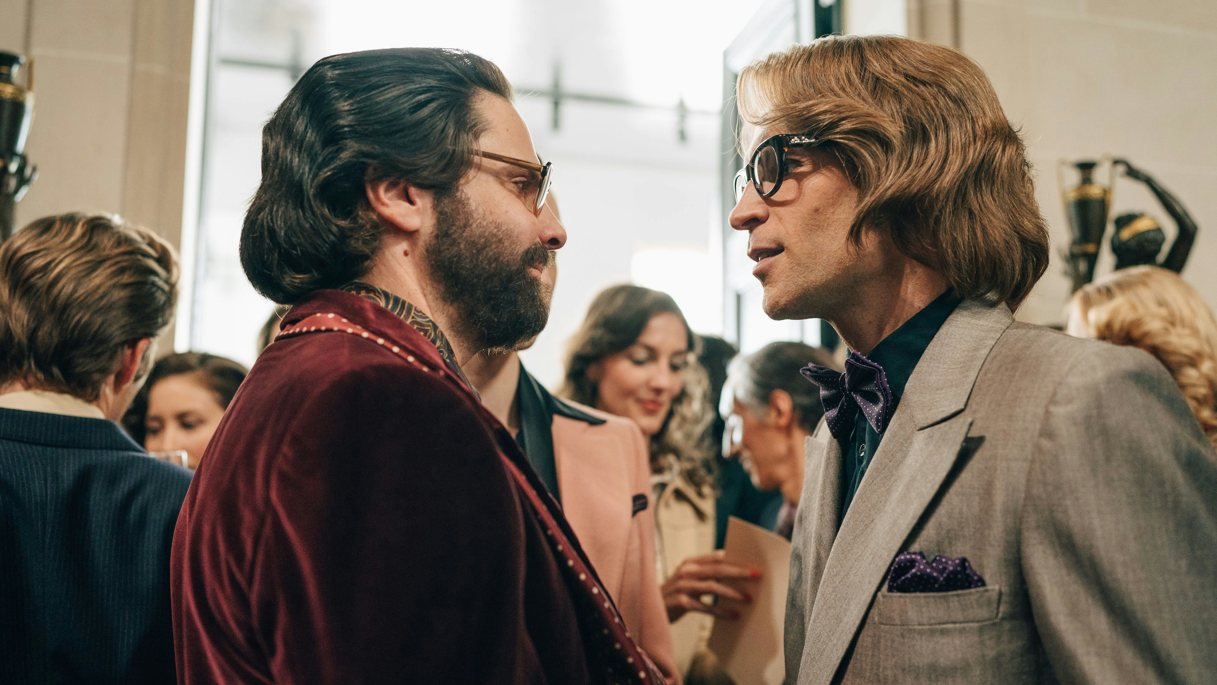 Karl Lagerfeld (Daniel Brühl) und Yves Saint Laurent (Arnaud Valois) Anfang der 1970er-Jahre in Paris. Zu diesem Zeitpunkt kennen sich die beiden Modemacher bereit seit fast 20 Jahren