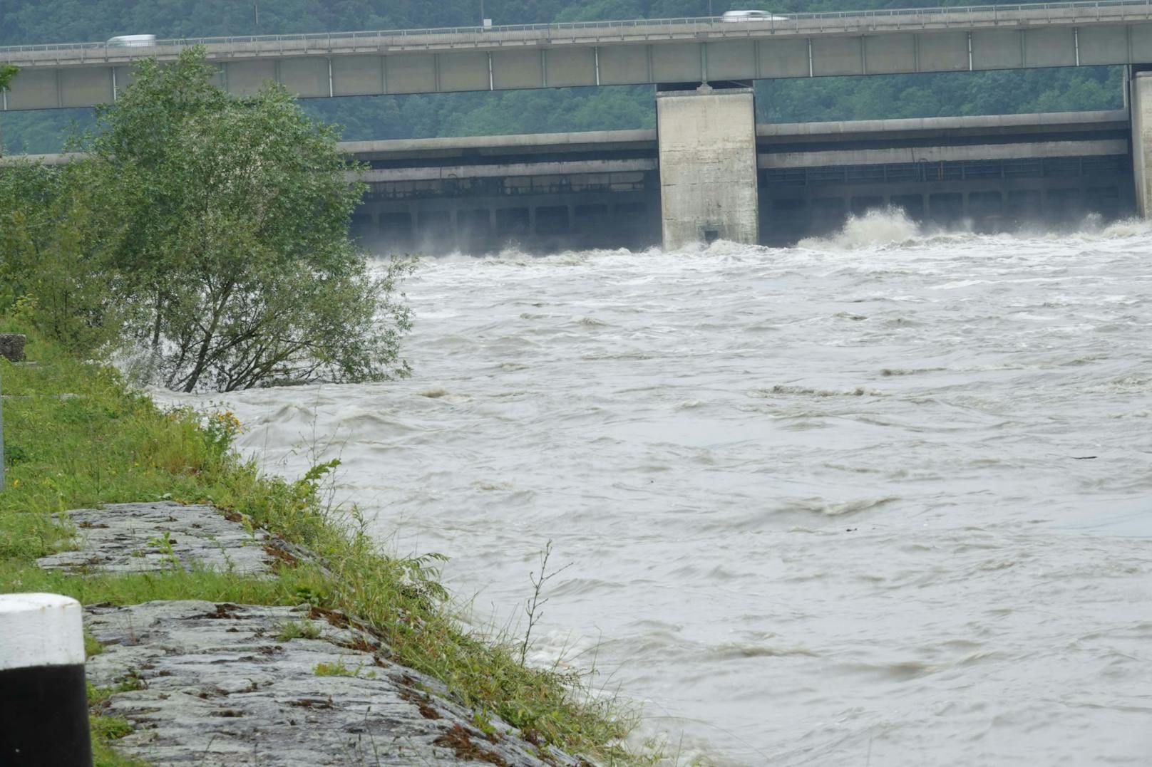 In Ybbs wurde von der Feuerwehr der Hochwasserschutz errichtet