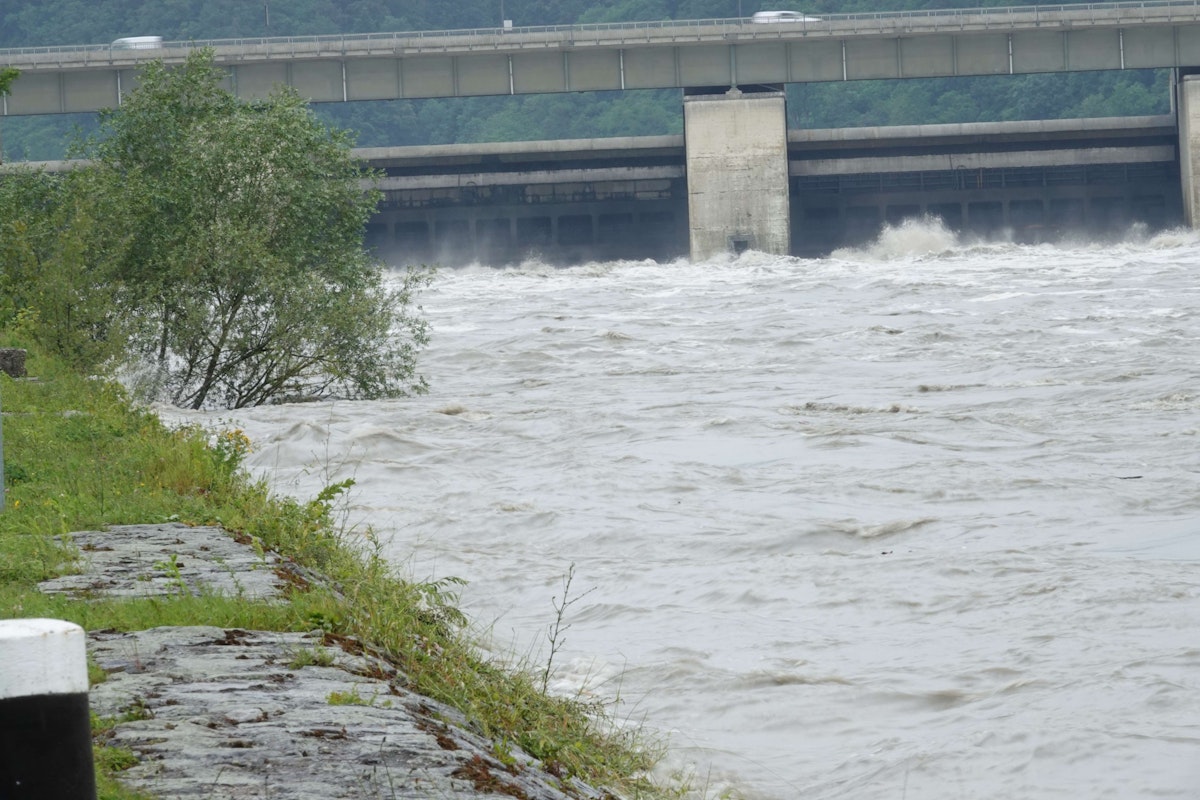 Entlang der Ybbs wurde von der Feuerwehr der Hochwasserschutz errichtet