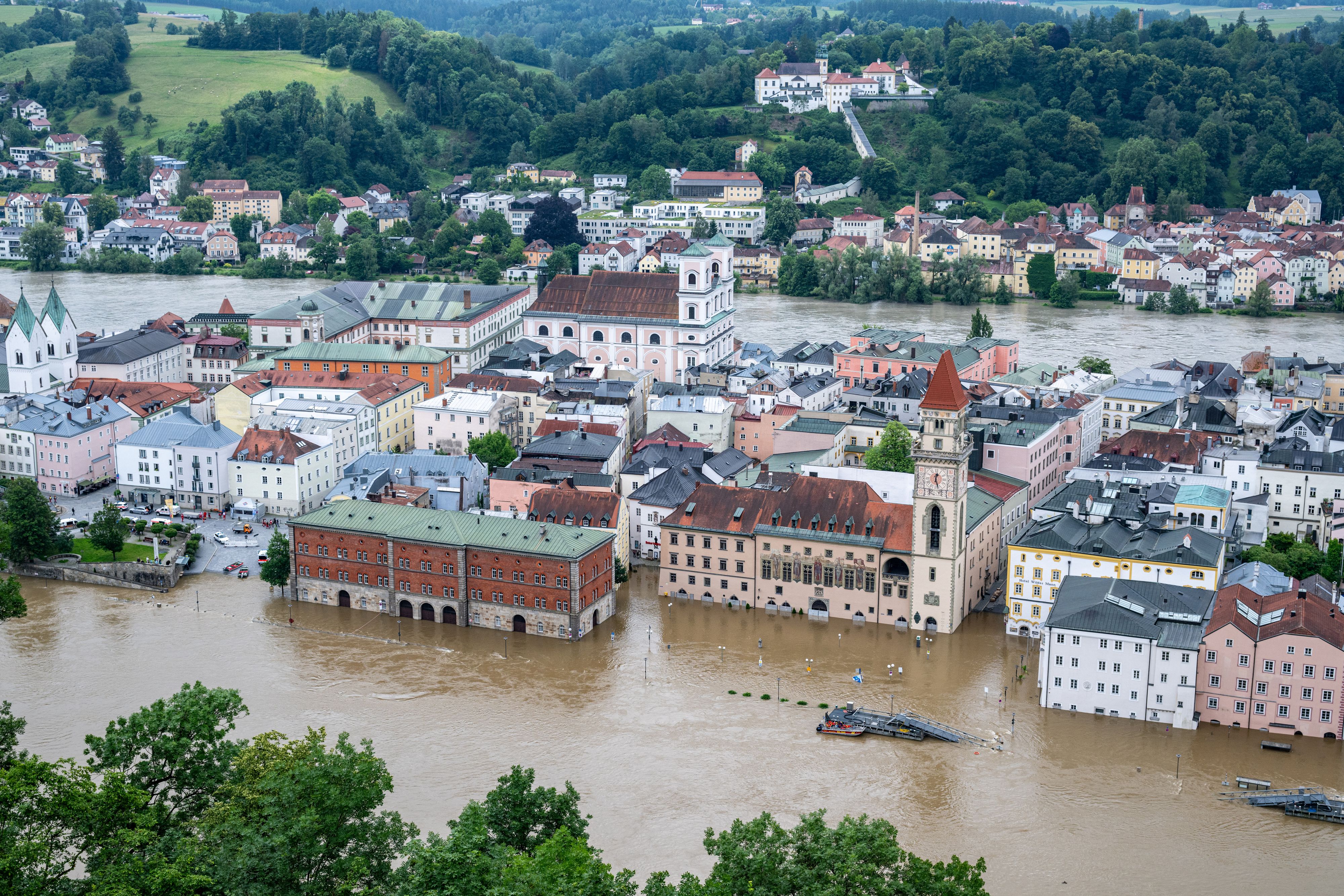 Nach starken Regenfällen sind viele Orte in Bayern (im Bild Passau) weiterhin überschwemmt.