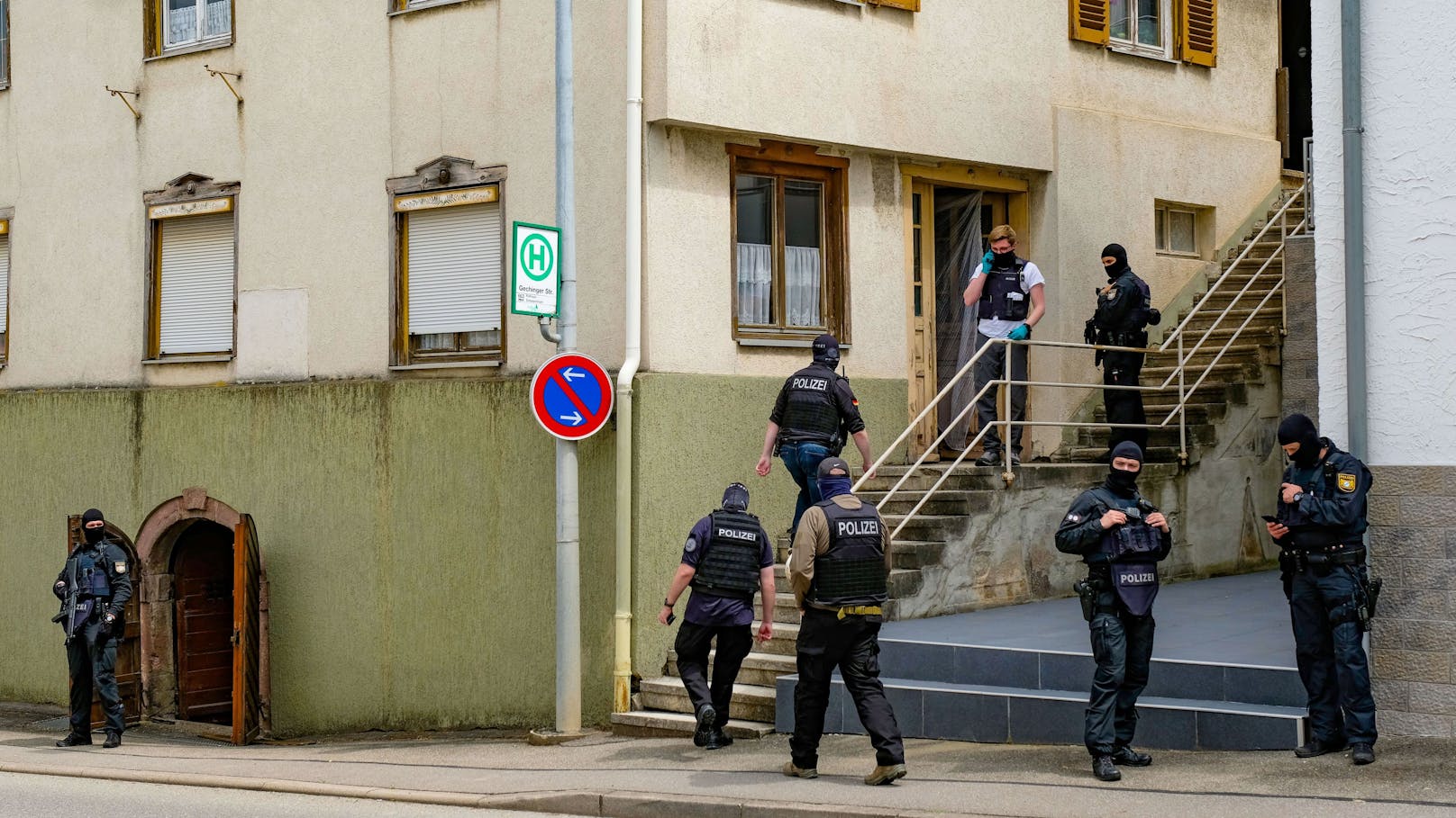 Althengstett, Baden-Württemberg: Polizisten bei einer Razzia gegen ...