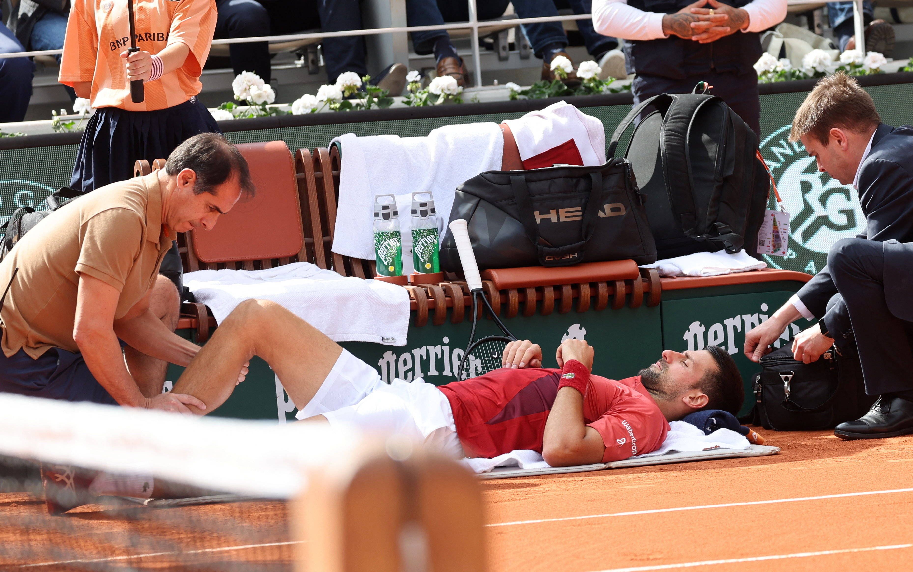 Tennis-Star Novak Djokovic verletzte sich am Knie, bangt nun um das Viertelfinale. 