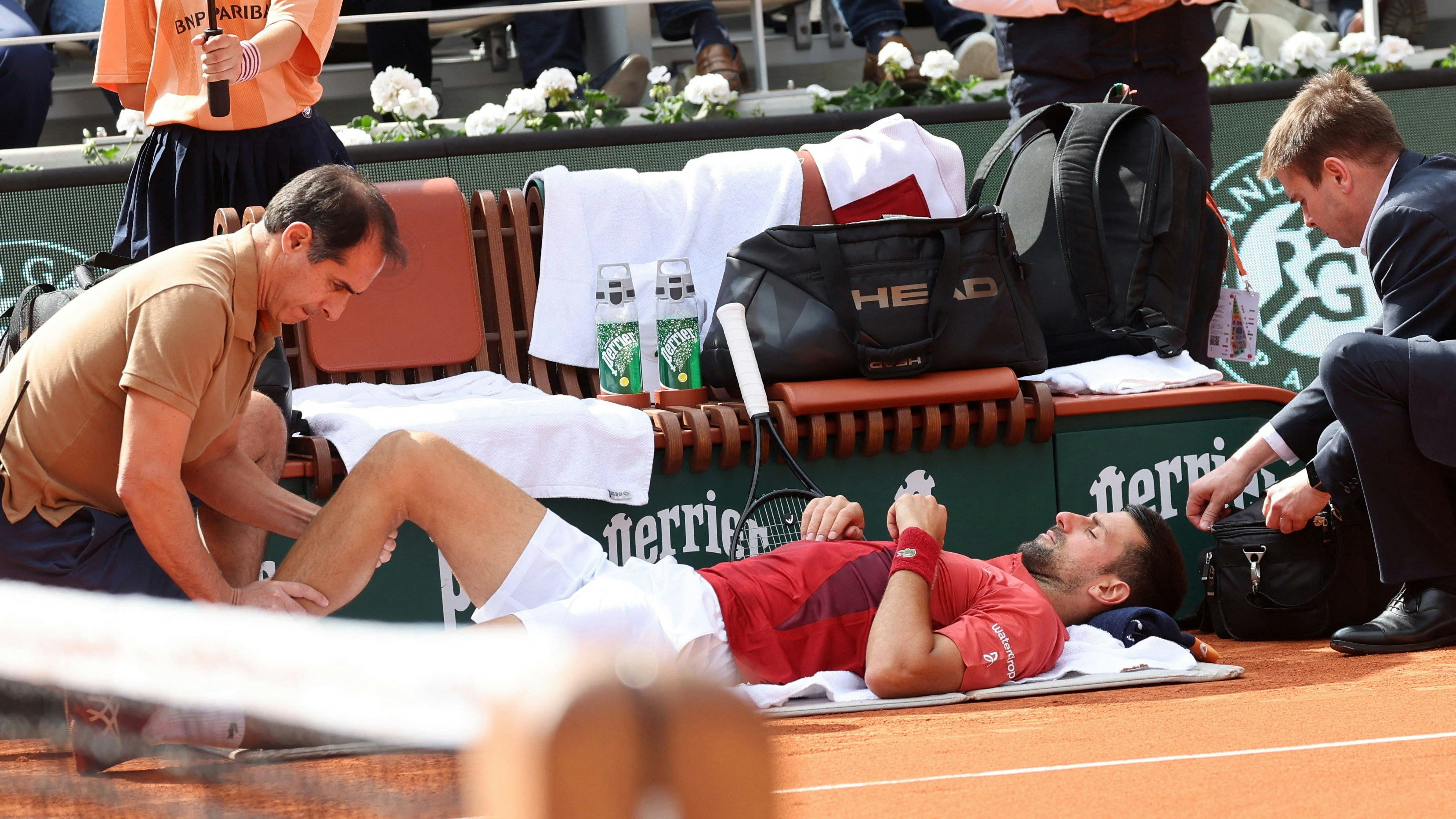 Tennis-Star Novak Djokovic verletzte sich am Knie, bangt nun um das Viertelfinale. 