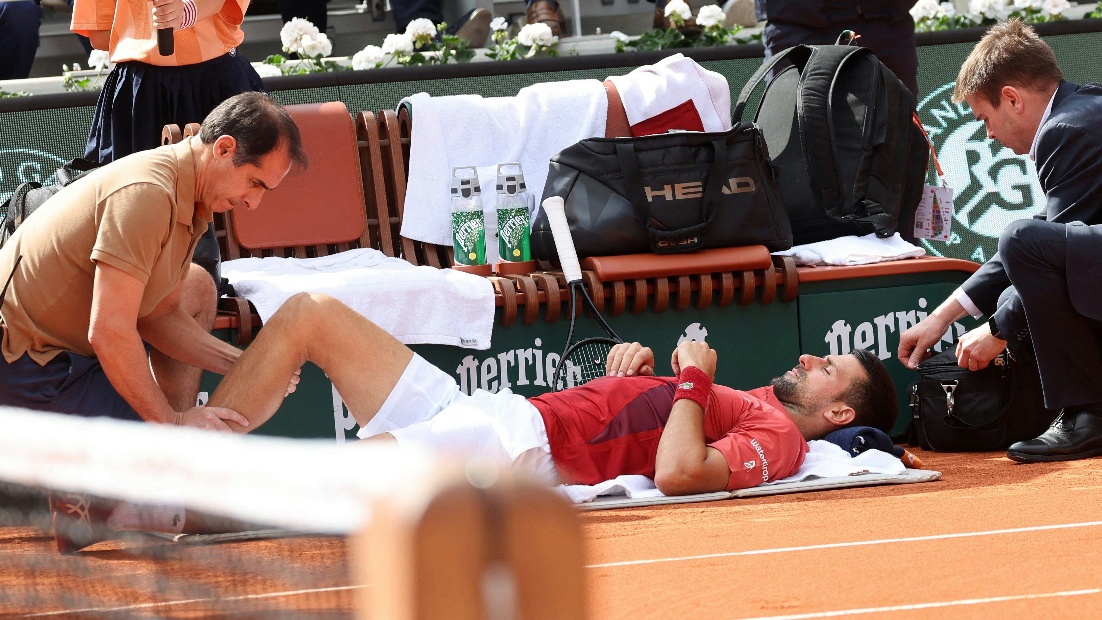 Tennis-Star Novak Djokovic verletzte sich am Knie, bangt nun um das Viertelfinale. 