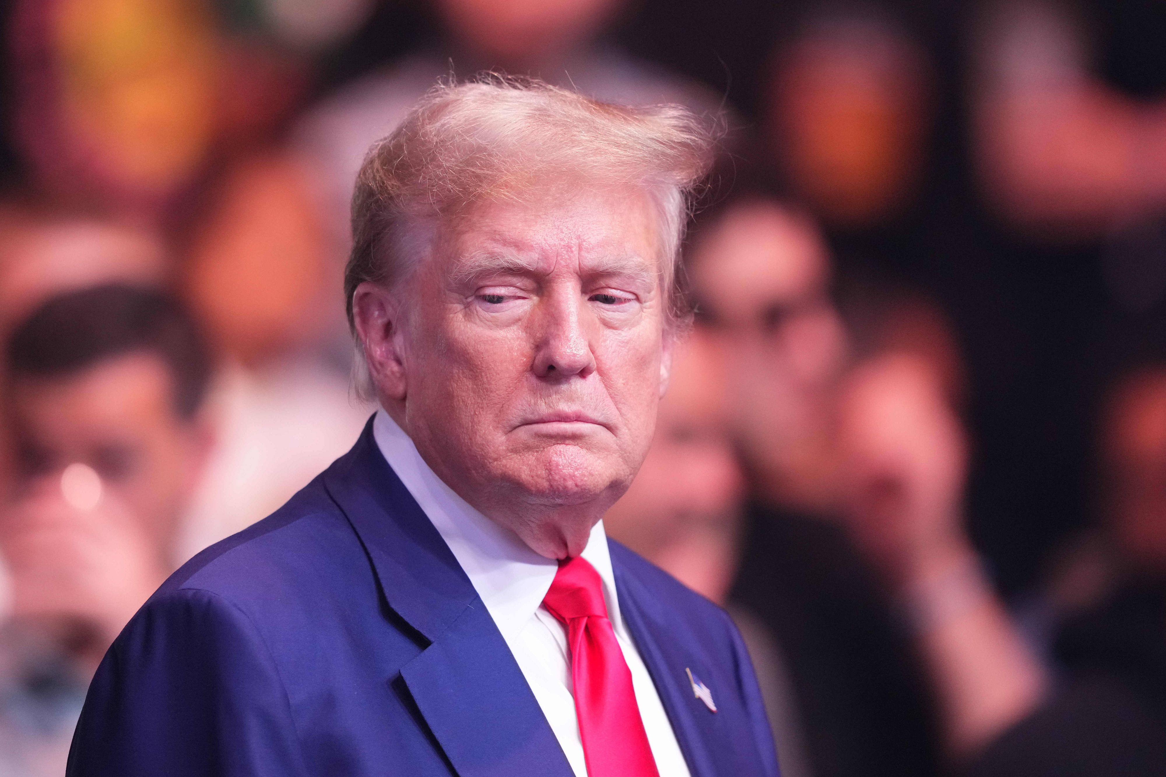 Ein Richter hatte die Gag Order am 26. März erlassen, um Verfahrensbeteiligte vor verbalen Attacken Trumps zu schützen.