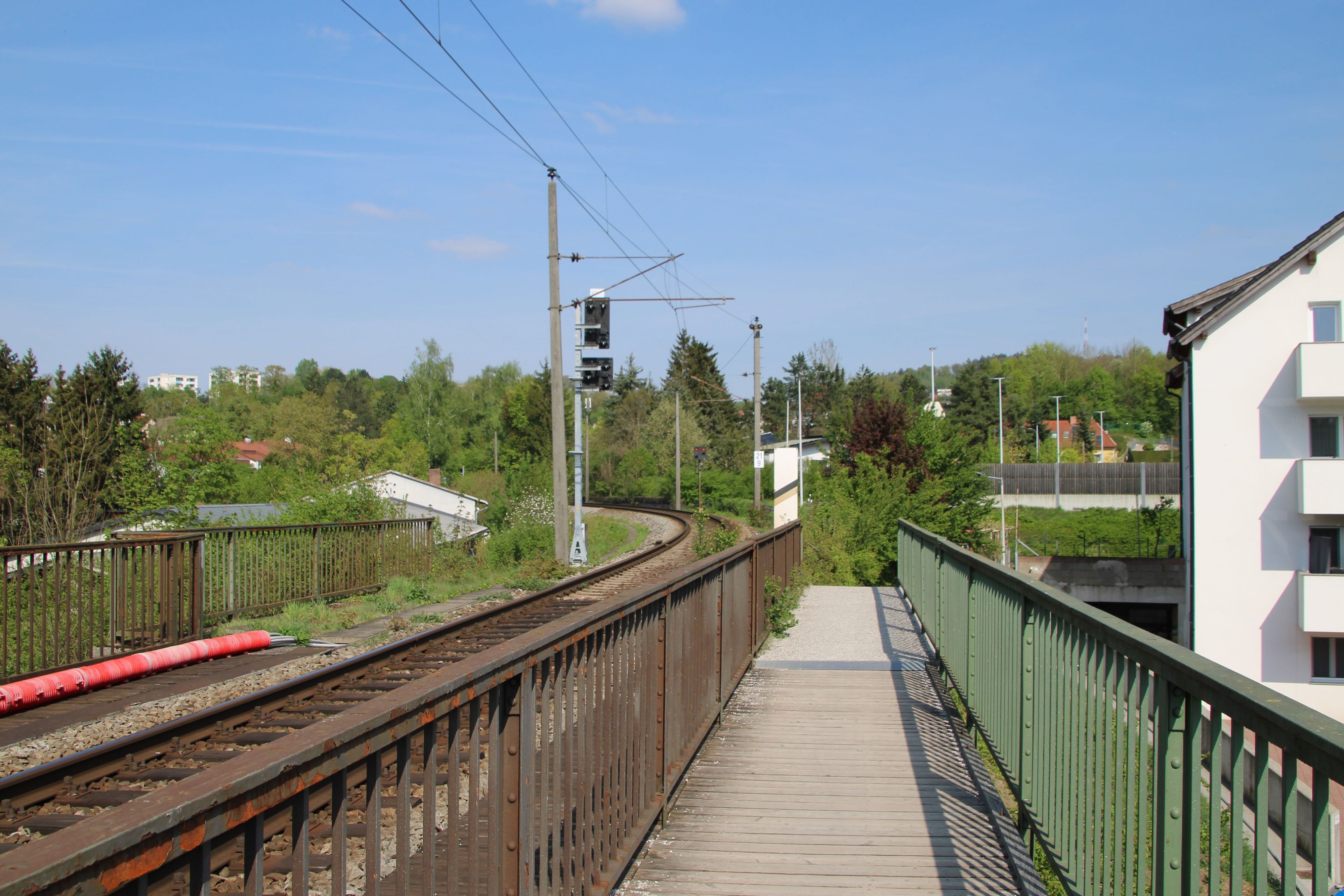 Anrainer, die im Steyrer Stadtteil Neuschönau leben, leiden unter Bahnlärm.