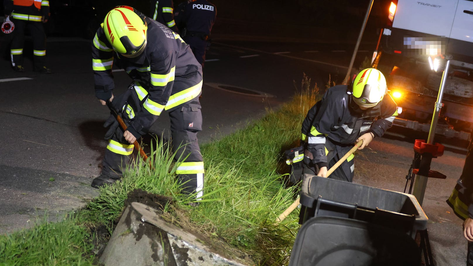 In Edt bei Lambach (Bezirk Wels-Land) hat am späten Dienstagabend ein Autolenker die Kontrolle über seinen Kleintransporter verloren und kam von der Straße ab.