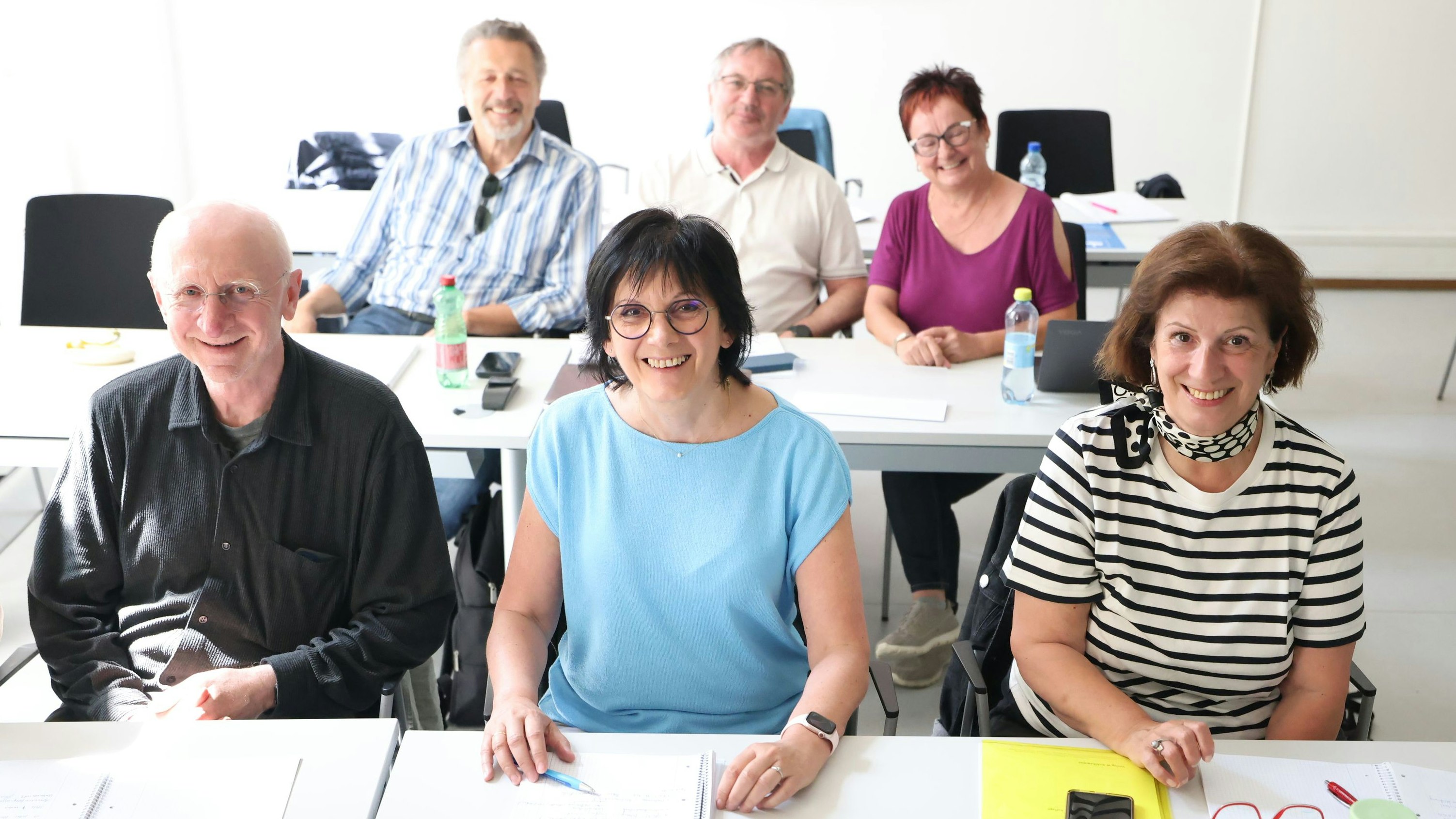 Hannelore Schneck (mitte) erfüllt sich mit 66 Jahren den Traum vom Studium.