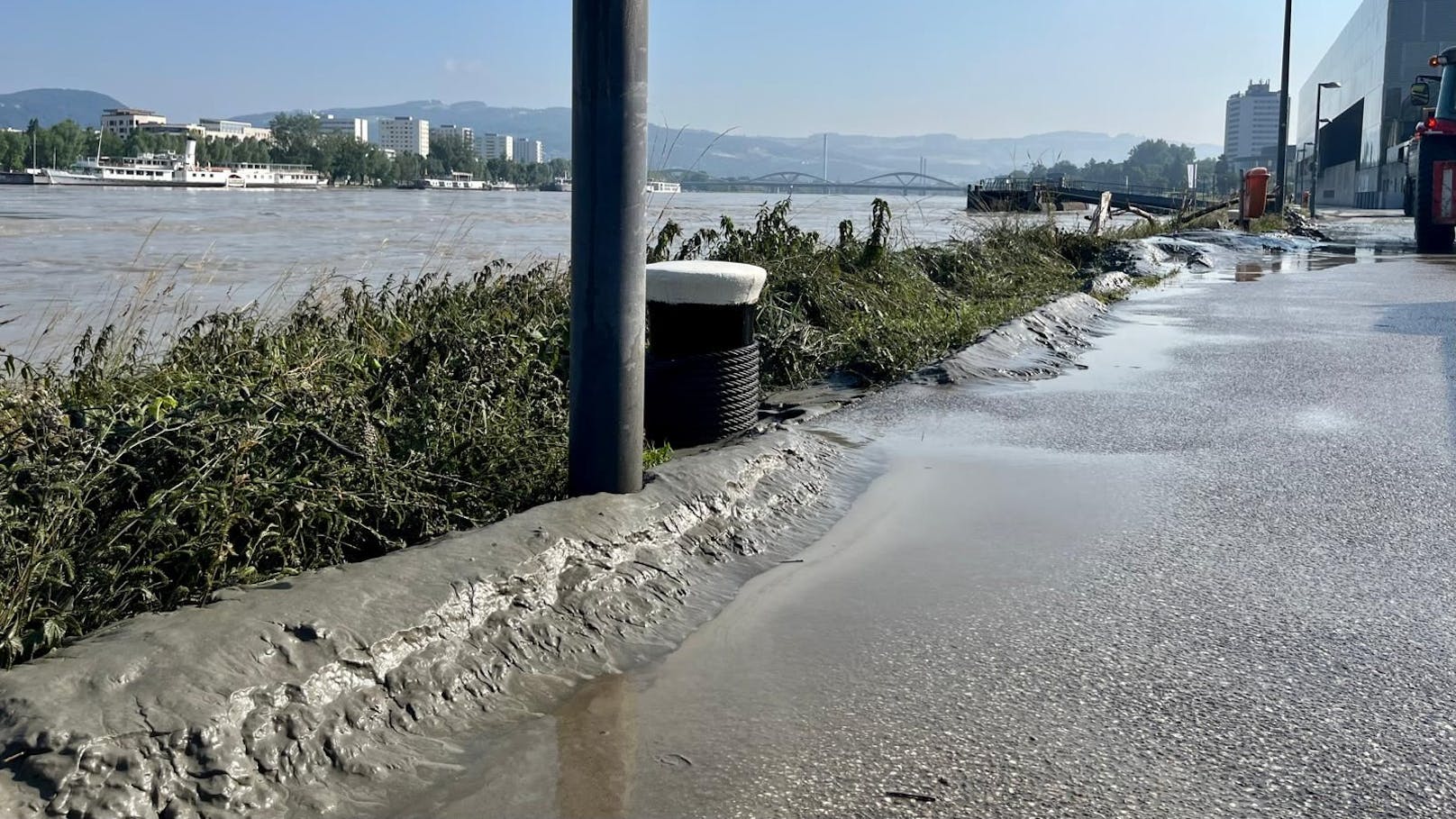 Die Fluten haben Schlamm-Massen am Ufer in Linz hinterlassen.