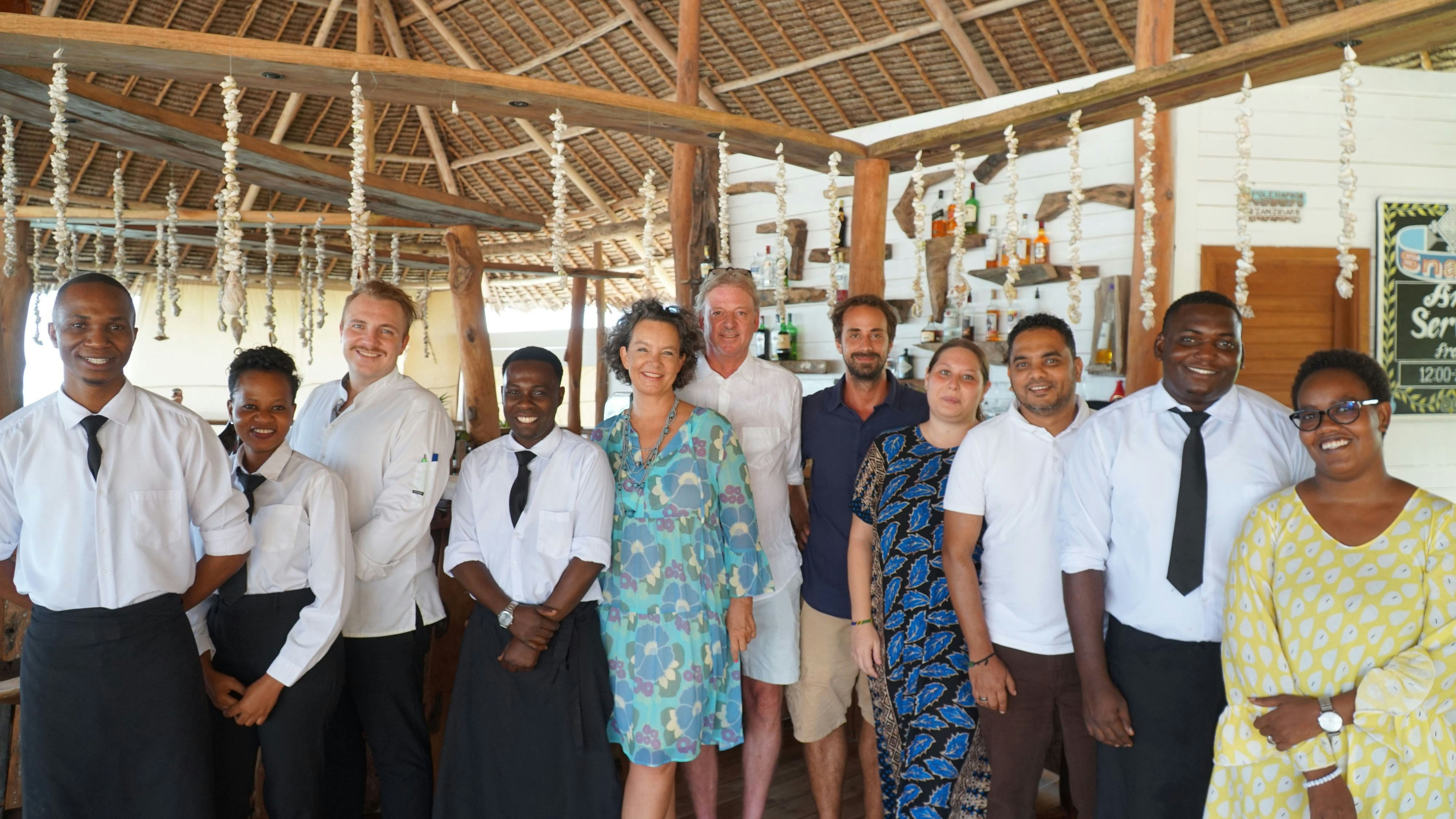 Das Team des SeVi Boutique Hotel auf Zanzibar mit den Eigentümern Barbara Wymetal (5 v.l.n.r) und Christian Wymetal (6 v.l.n.r.)