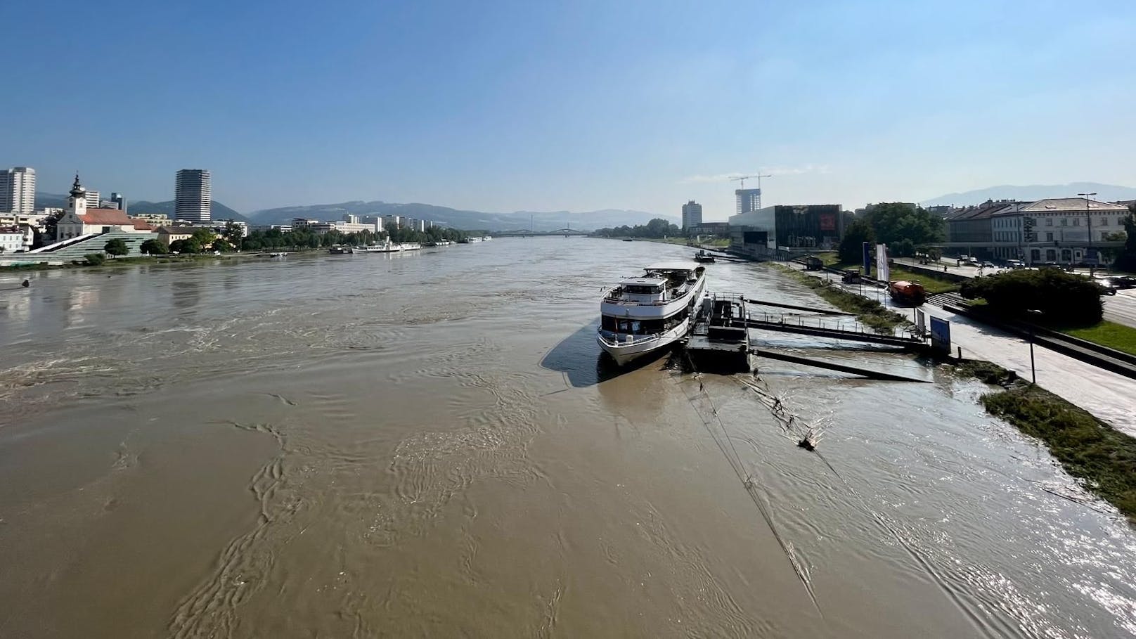 Eine unwirkliche Stimmung: strahlend blauer Himmel und braune Donau