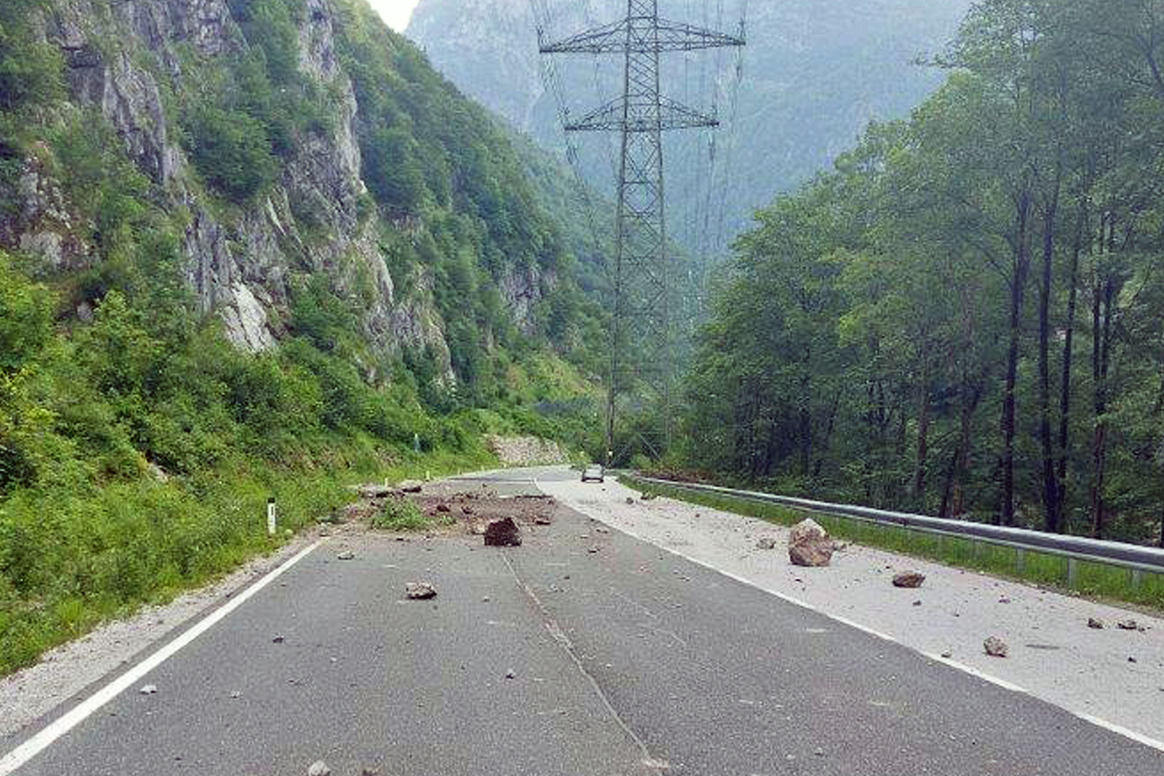 Felssturz auf der B159 Salzachtal Straße: Kurz nach Golling in Fahrtrichtung Süden sind mehrere Felsbrocken niedergegangen. Personen sind nach derzeitigem Stand nicht zu Schaden gekommen.