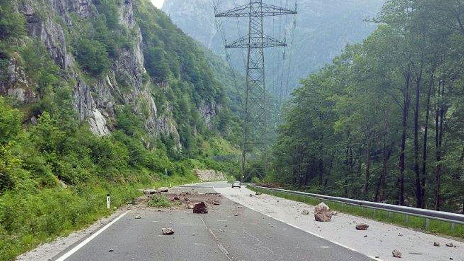 Felssturz – 4 Autos getroffen, B159 tagelang gesperrt