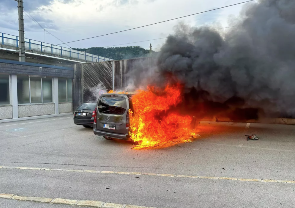 Das Auto fing plötzlich Feuer – und brannte vollständig aus.