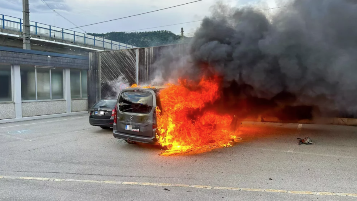 Das Auto ging komplett in Flammen auf.