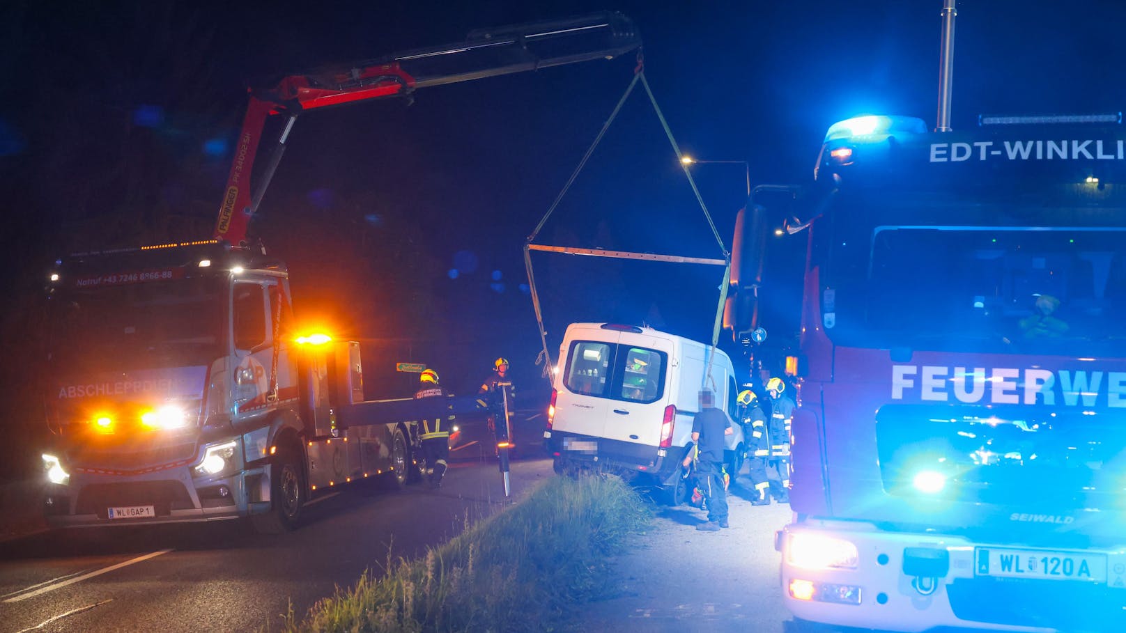 Kleintransporter-Lenker kracht in Betonfundament