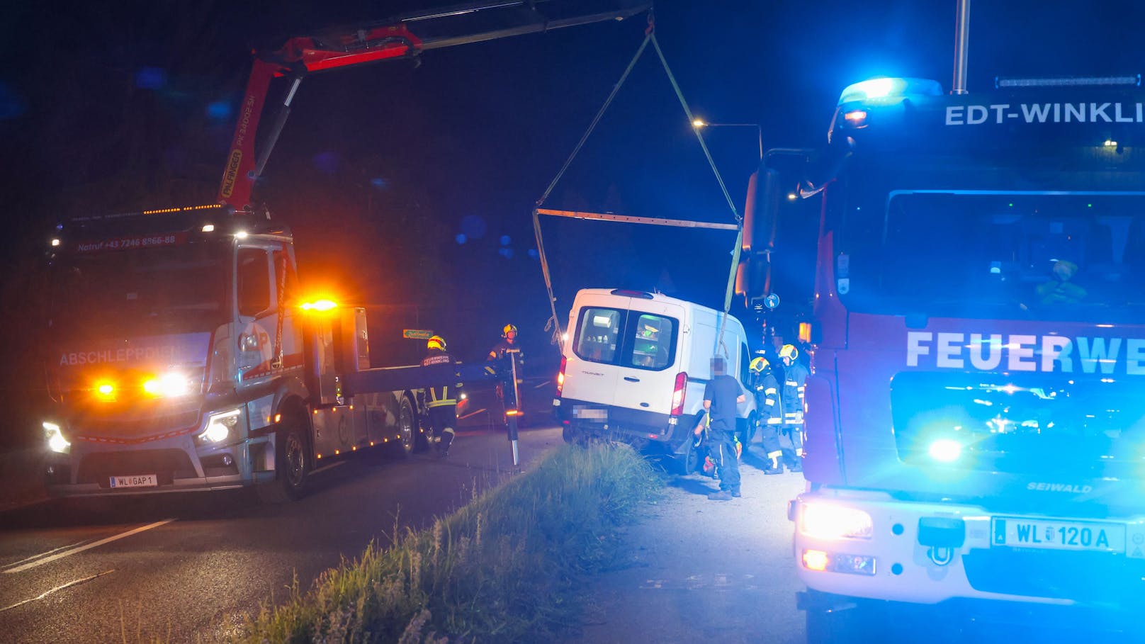 In Edt bei Lambach (Bezirk Wels-Land) hat am späten Dienstagabend ein Autolenker die Kontrolle über seinen Kleintransporter verloren und kam von der Straße ab.