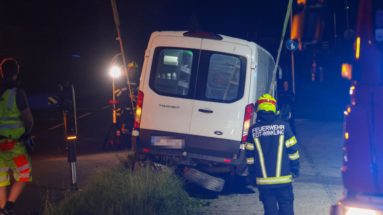 In Edt bei Lambach (Bezirk Wels-Land) hat am späten Dienstagabend ein Autolenker die Kontrolle über seinen Kleintransporter verloren und kam von der Straße ab.