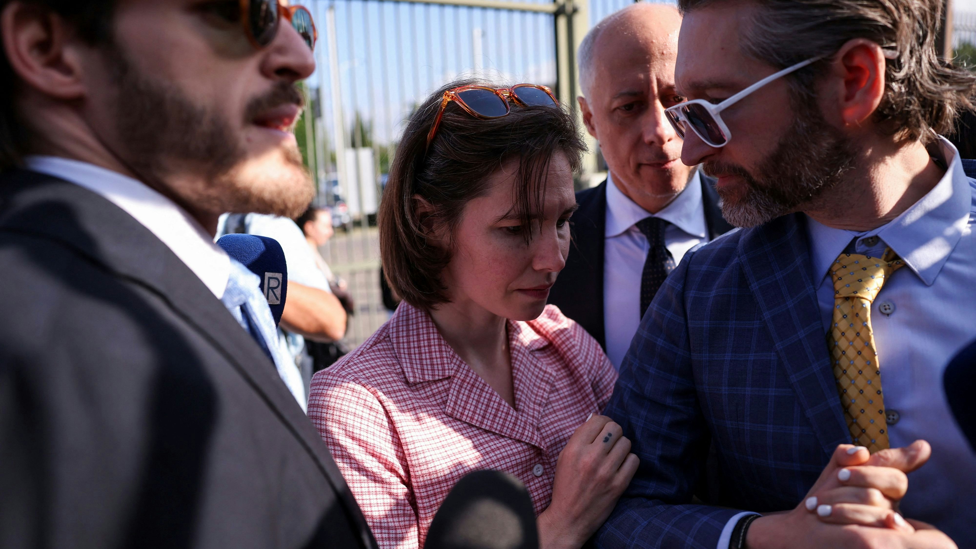 Amanda Knox und ihr Mann nach dem Urteil vor dem Gericht in Florenz.