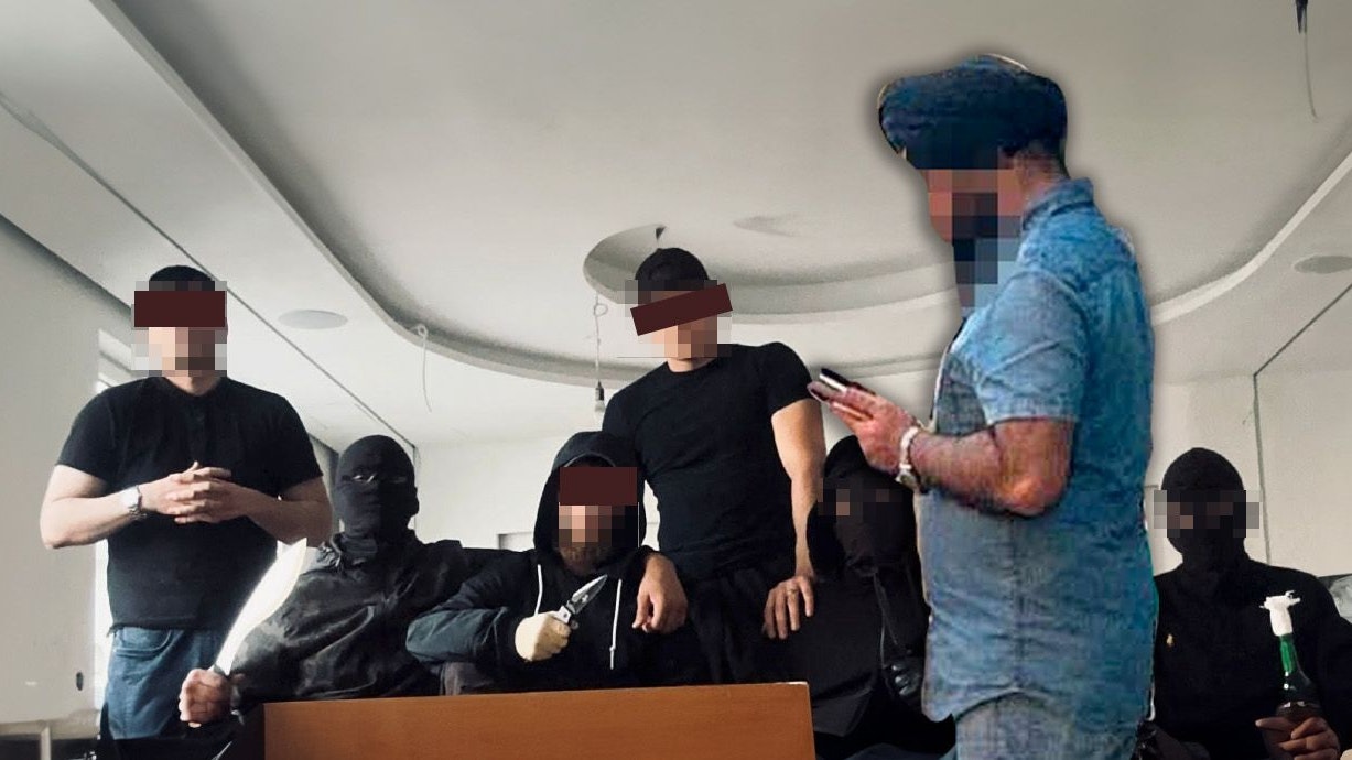 Die Angeklagten, wie sie sich selbst in Sozialen Netzen zeigten und der indische Shopbesitzer.