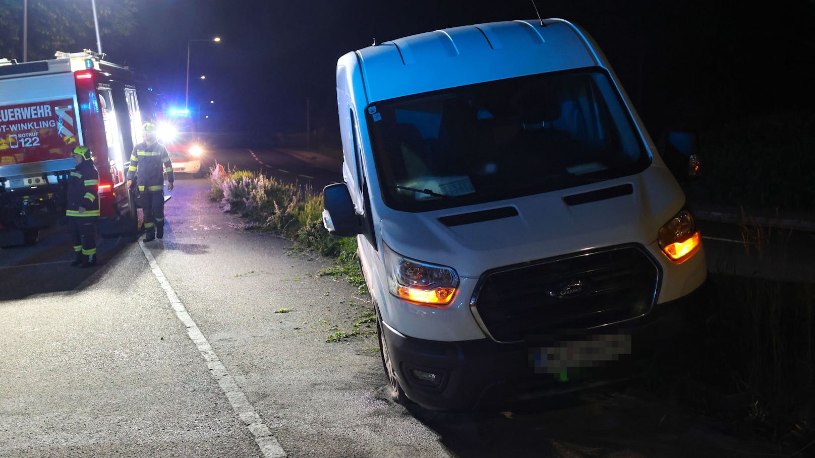 In Edt bei Lambach (Bezirk Wels-Land) hat am späten Dienstagabend ein Autolenker die Kontrolle über seinen Kleintransporter verloren und kam von der Straße ab.