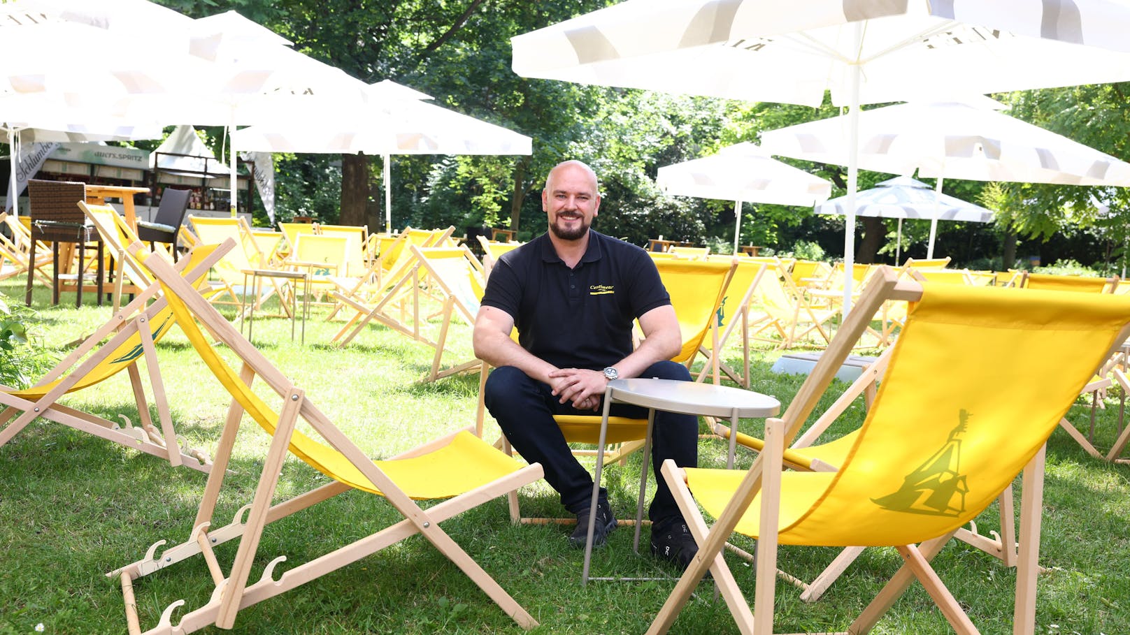 Auersgarden Manager Milan in einem der 300 Liegestühle