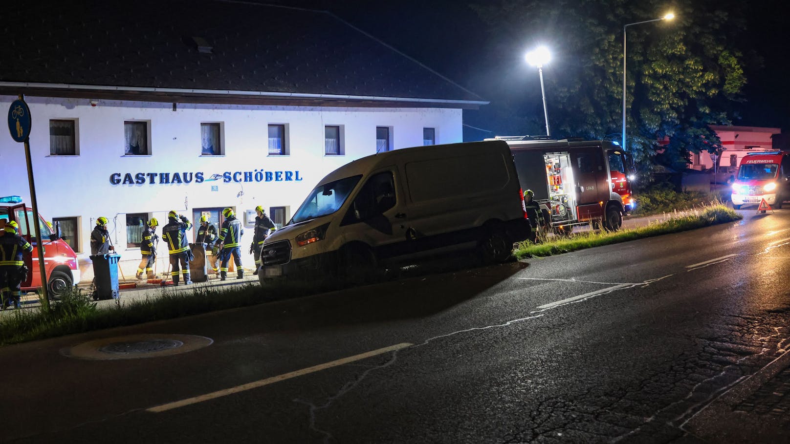 In Edt bei Lambach (Bezirk Wels-Land) hat am späten Dienstagabend ein Autolenker die Kontrolle über seinen Kleintransporter verloren und kam von der Straße ab.