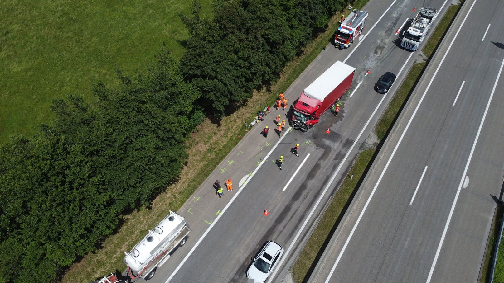 Die Einsatzkräfte hatten nach der Kollision alle Hände voll zu tun.