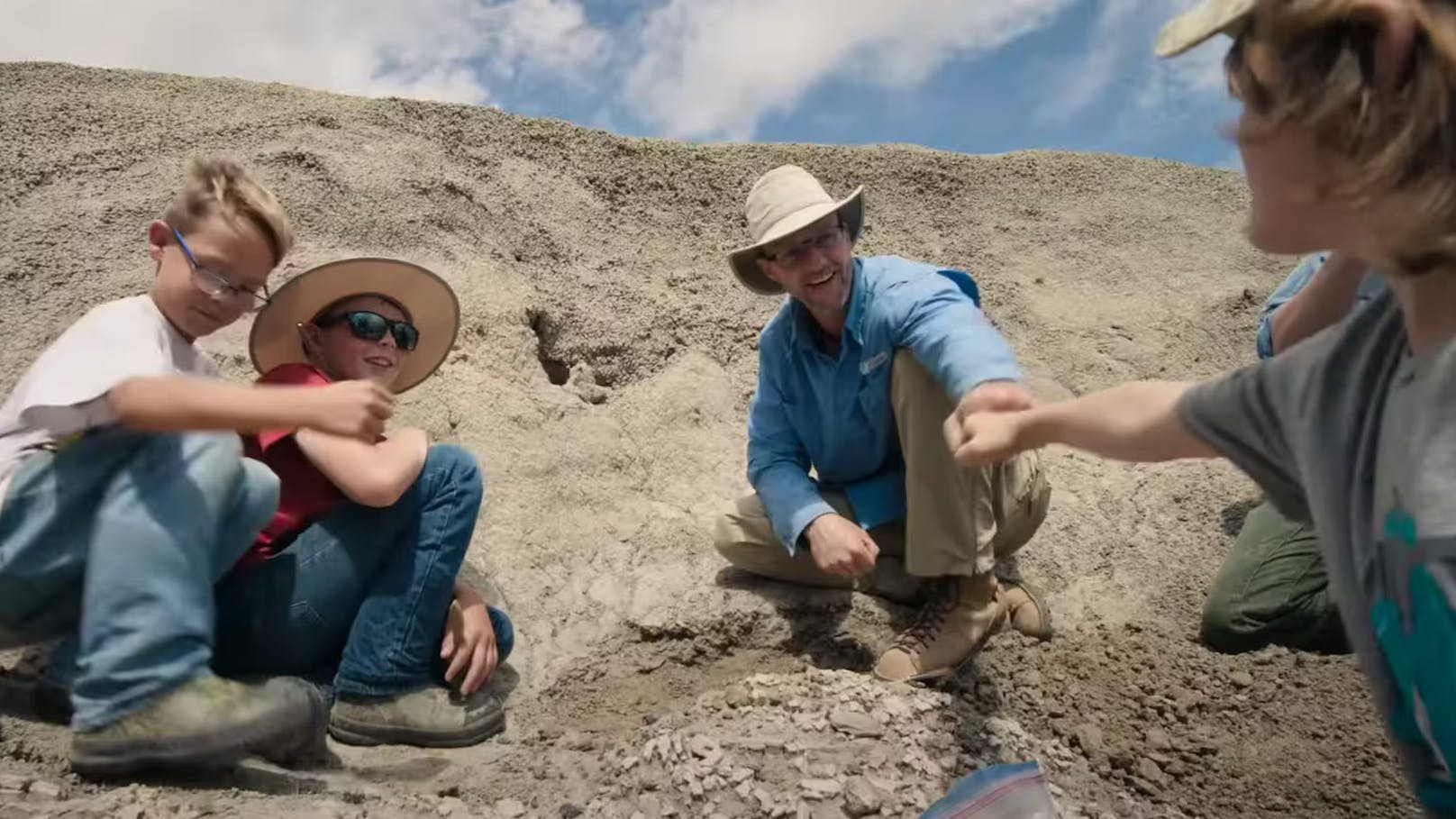 Drei Jungen haben 2022 ein Fossil gefunden. Heute weiß man, dass es sich dabei um einen jungen T. rex handelt.