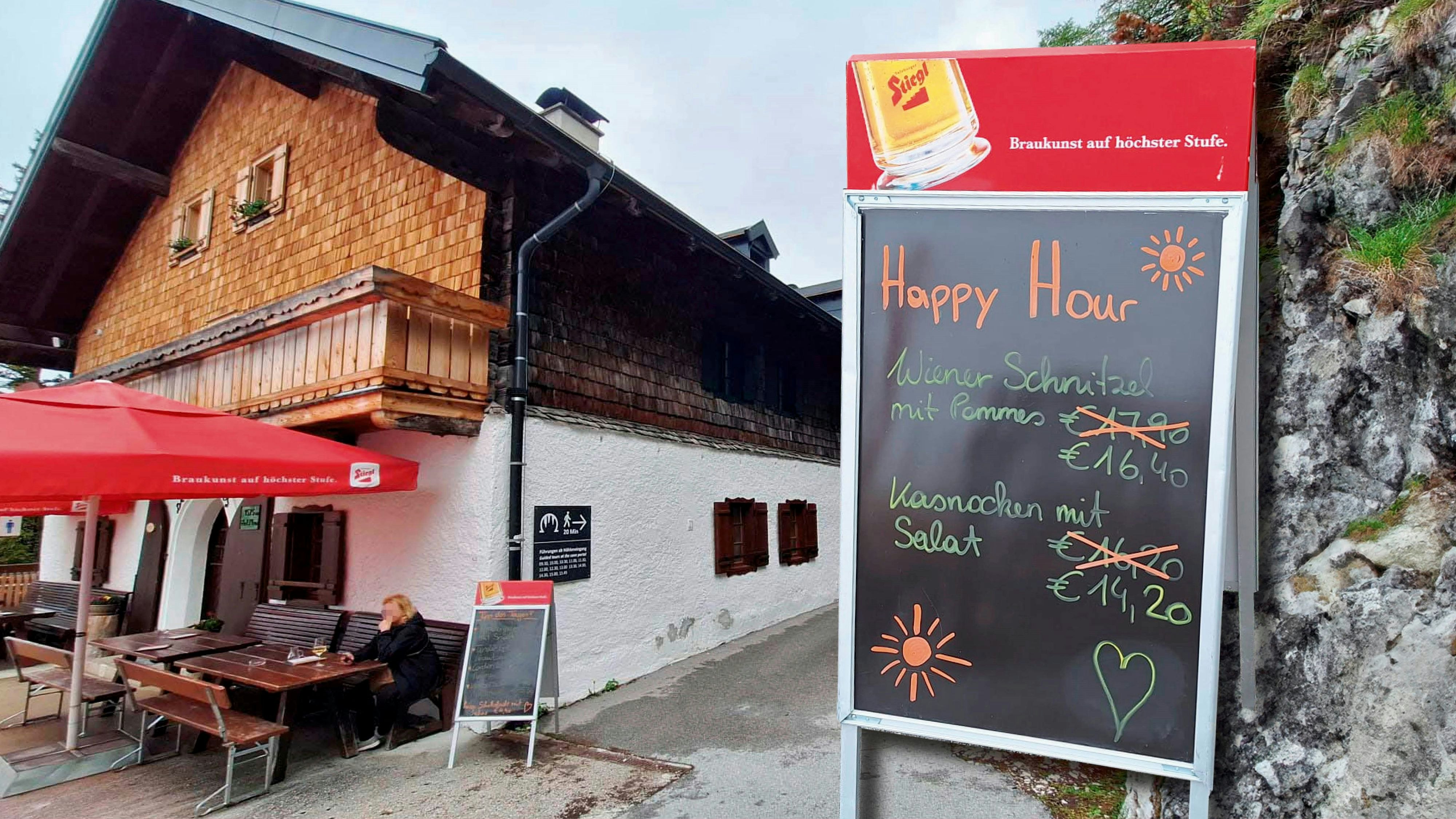 Ein Salzburger Wirt bietet nun Speisen in der "Happy Hour" billiger an.