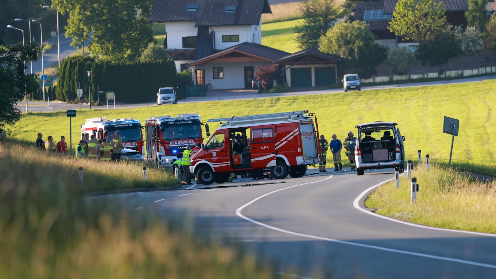 Am 4. Juni gegen 18:00 Uhr ereignete sich auf der Mattseer Landesstraße in Obertrum am See ein tödlicher Verkehrsunfall. Ein 30-Jähriger aus dem Bezirk Braunau lenkte sein Motorrad von Obertrum kommend in Richtung Elixhausen.