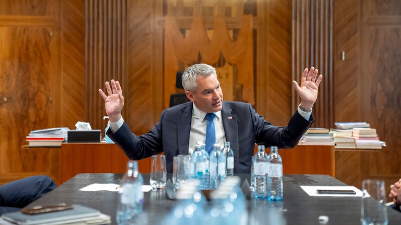 Auch nach der EU-Wahl bleibt Nehammer Kanzler, legt er sich fest. Ob er es nach der Nationalratswahl noch bleibt, entscheide der Wähler –"Ich lebe in der Lage", meinte der Miliz-Offizier.