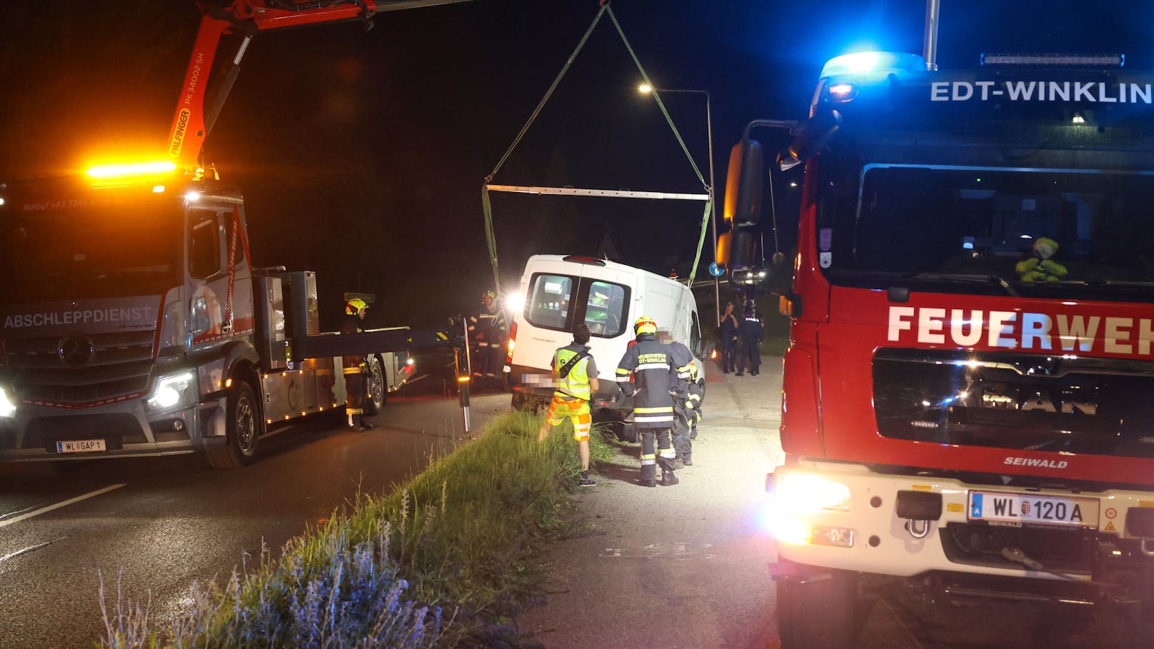 In Edt bei Lambach (Bezirk Wels-Land) hat am späten Dienstagabend ein Autolenker die Kontrolle über seinen Kleintransporter verloren und kam von der Straße ab.