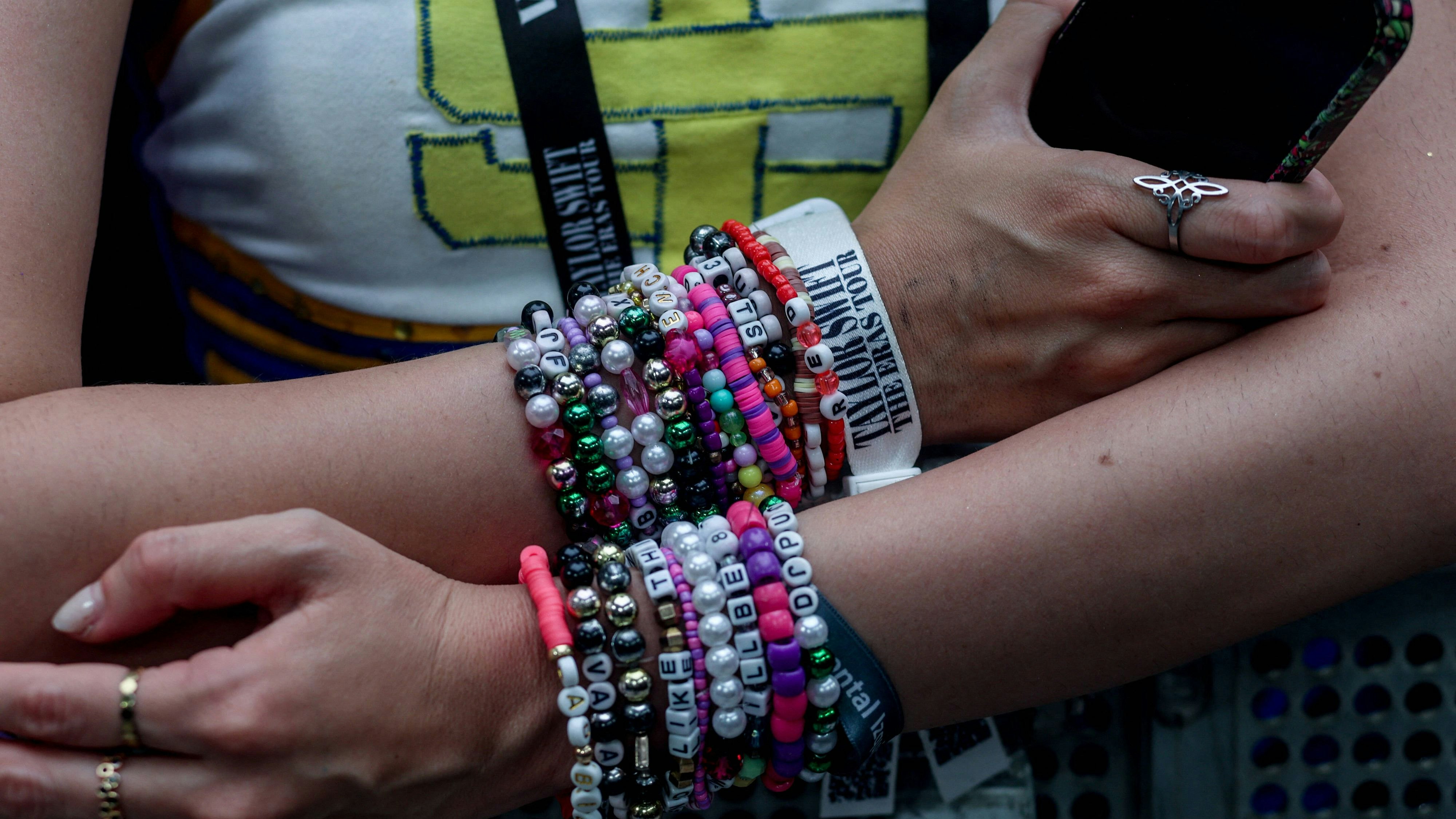 Fans basteln solche Freundschaftsarmbänder. Einige setzen es sich auch zum Ziel, ihrem Idol ein solches zu schenken.