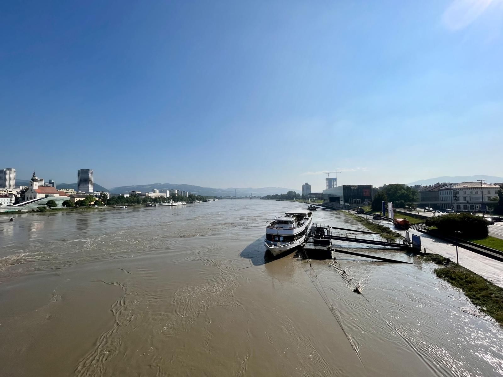 Auch am Mittwoch stand die Donau noch sehr hoch und floss mit enormer Geschwindigkeit.